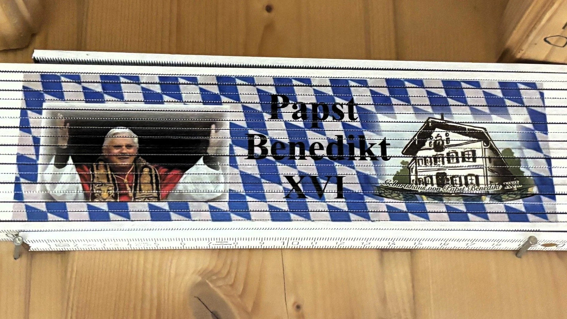 Ein besonderes Stück des Sammlers: Ein Meterstab im bayerischen Rautenmuster mit Papst Benedikt XVI. und dessen Geburtshaus in Marktl am Inn.