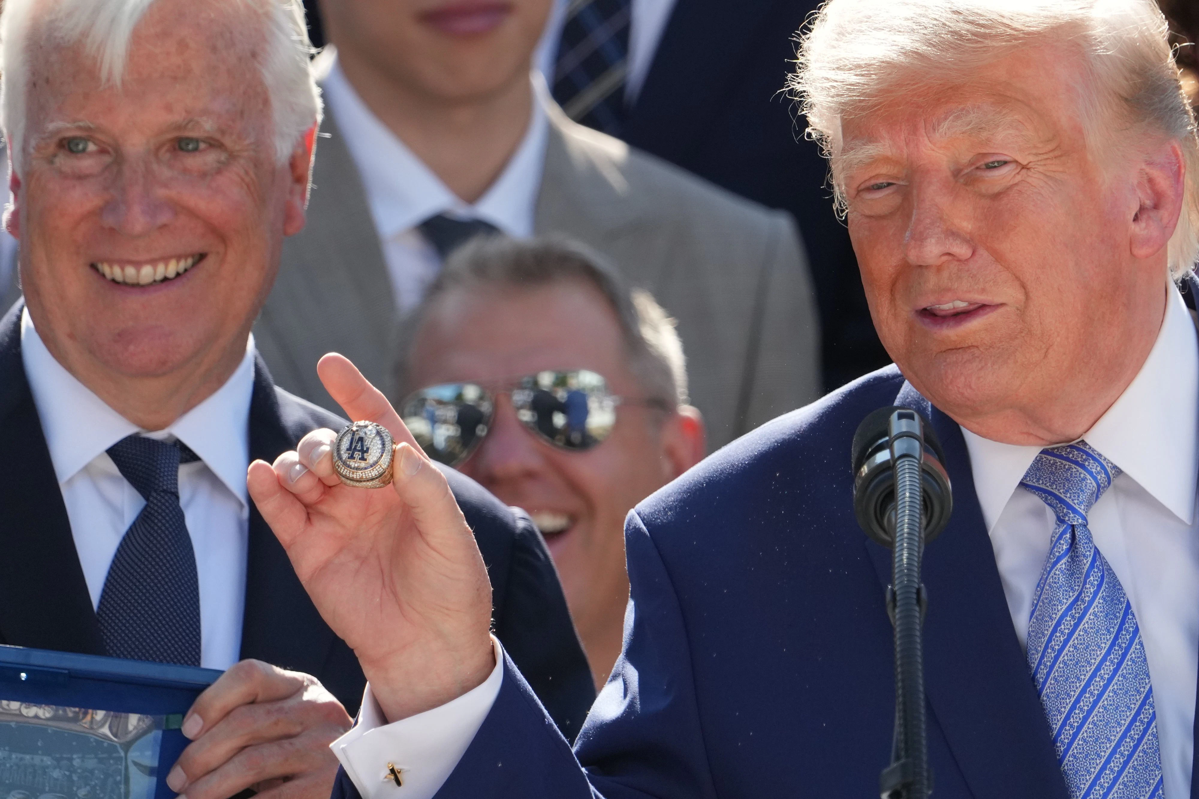 Trump erhielt von Milliardär Mark Walter einen Ring, der angeblich 100.000 Dollar wert sein soll