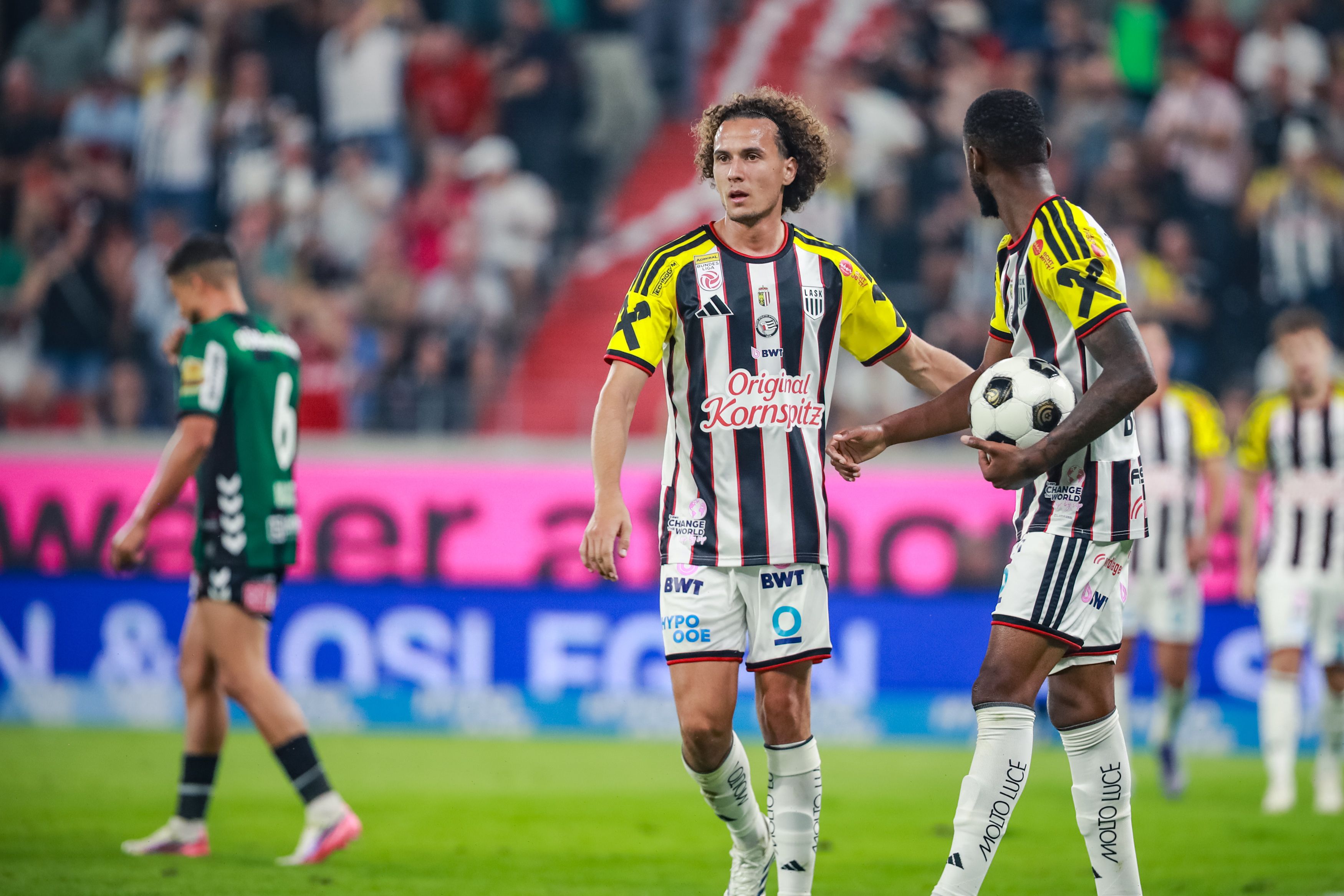 LASK-Profi Robert Ljubicic (l.) wurde für vier Spiele gesperrt.
