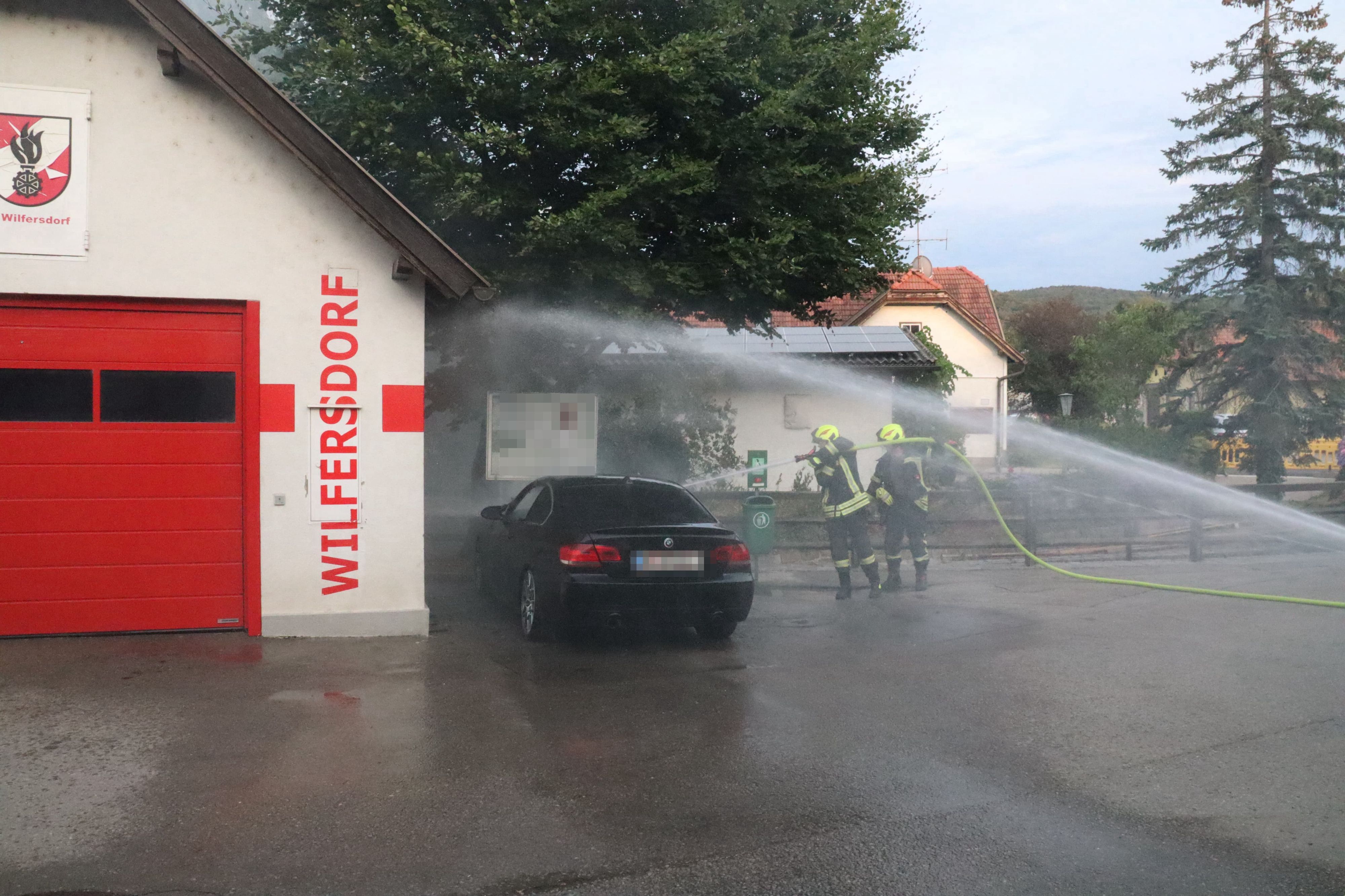 Die Feuerwehr konnte den Fahrzeugbrand erfolgreich löschen.