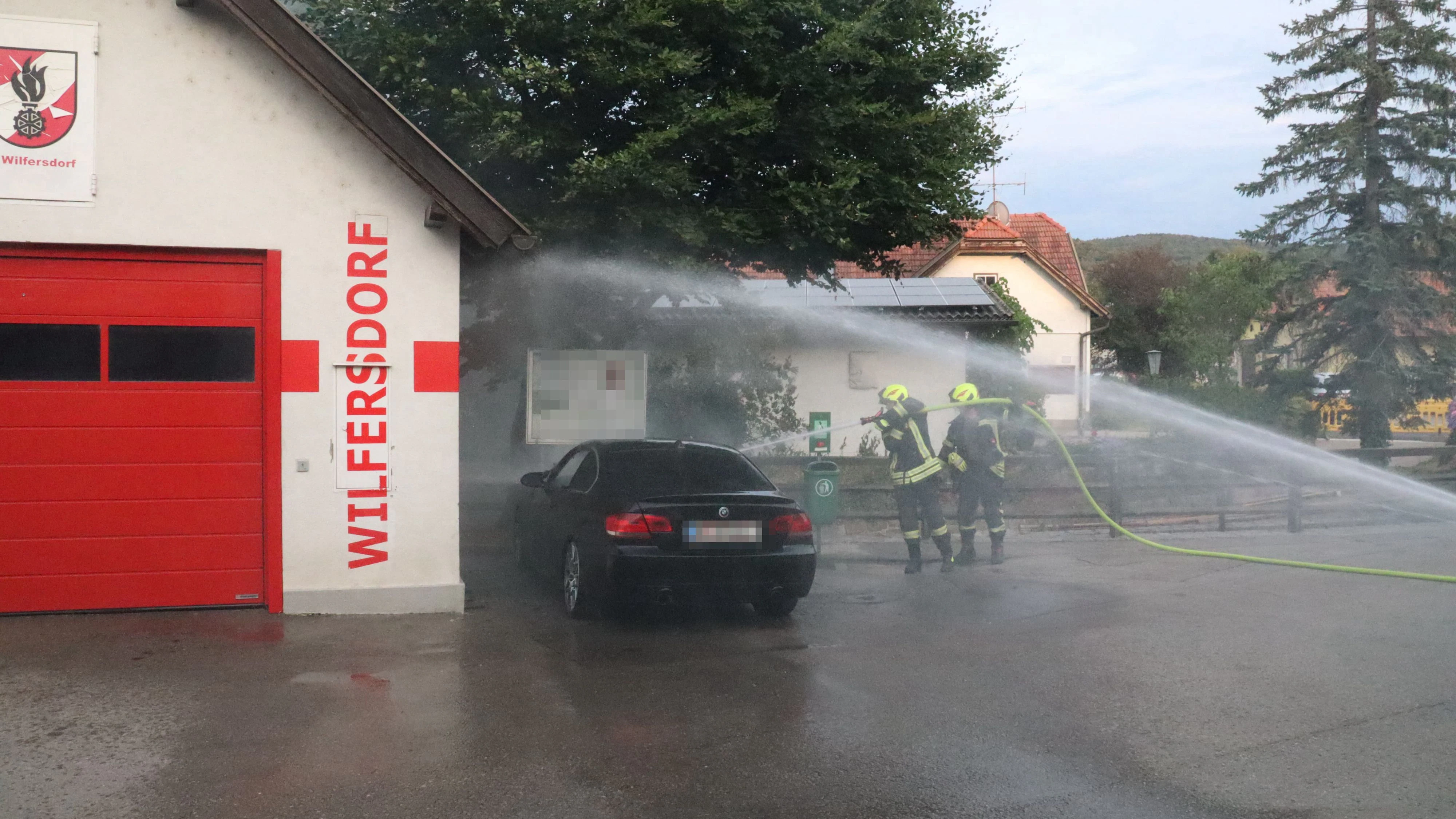 Die Feuerwehr konnte den Fahrzeugbrand erfolgreich löschen.