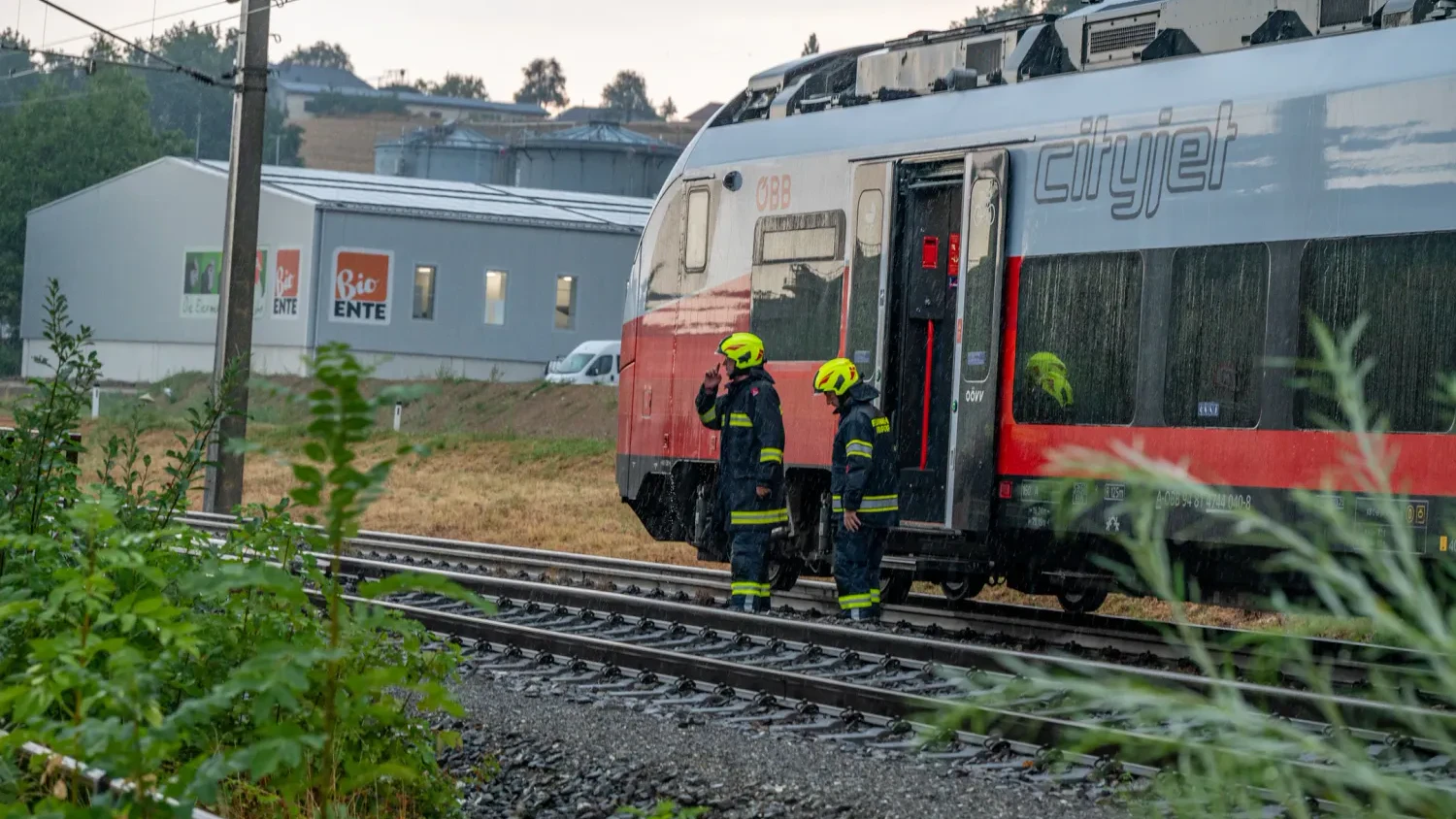 Die Feuerwehr half dabei, alle Passagiere sicher aus dem Zug zu bringen.