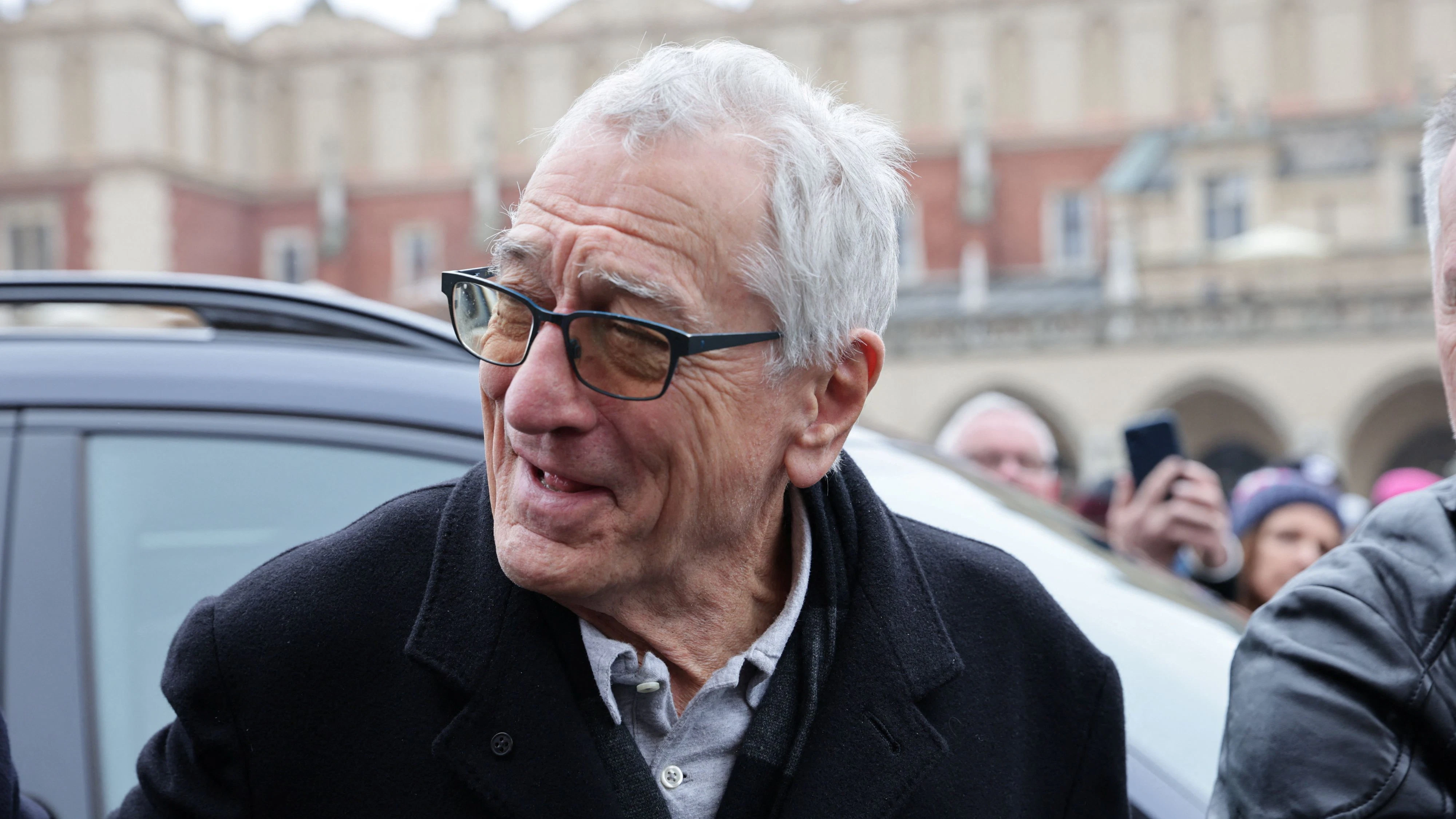 Robert De Niro lächelt bei seinem Besuch in Krakau anlässlich seiner Investition in das Nobu Hotel in Krakau, Polen, am 9. November 2025.