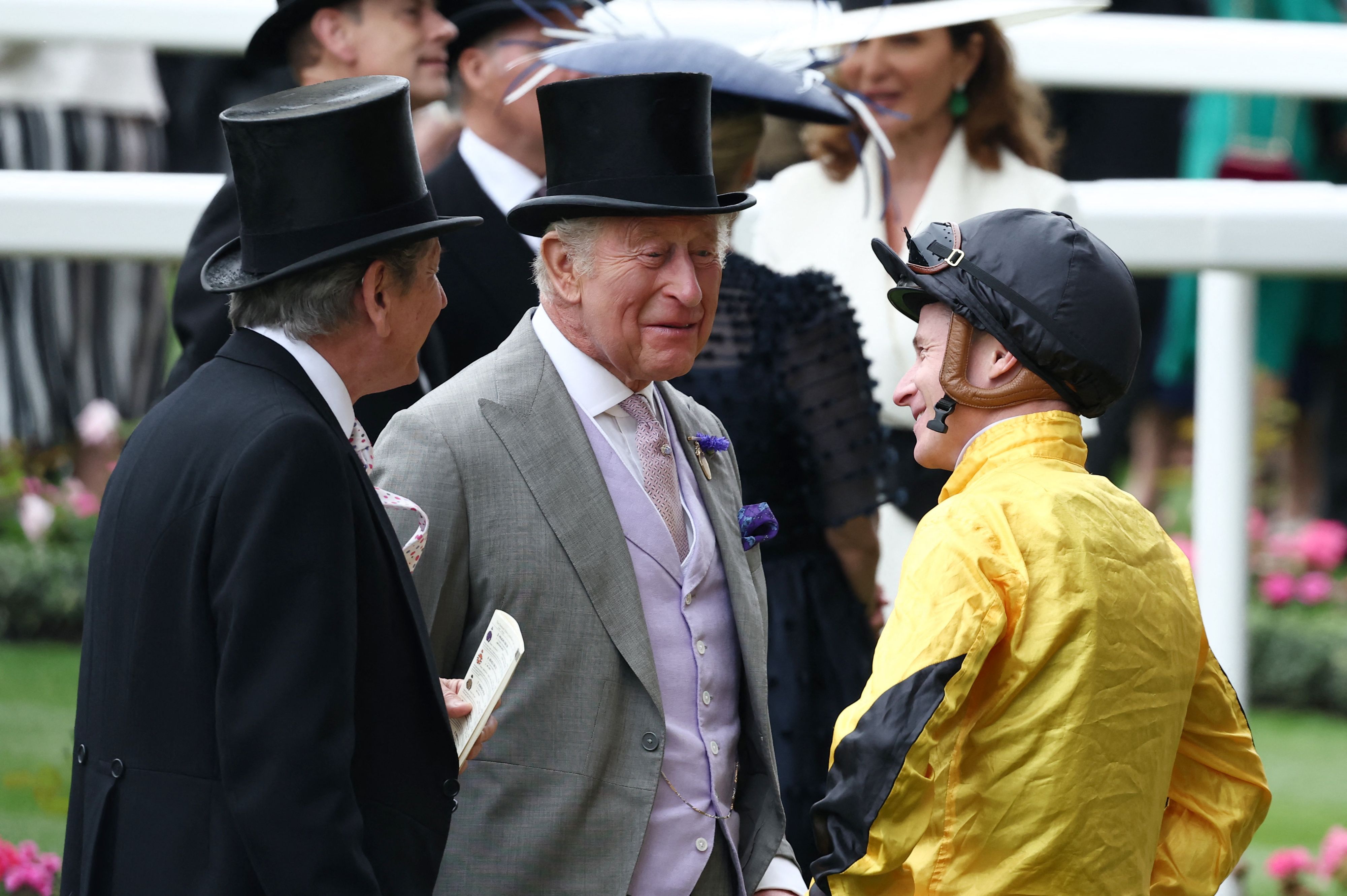 König Charles unterhält sich vor dem Royal Ascot Rennen mit dem Jockey James McDonald.
