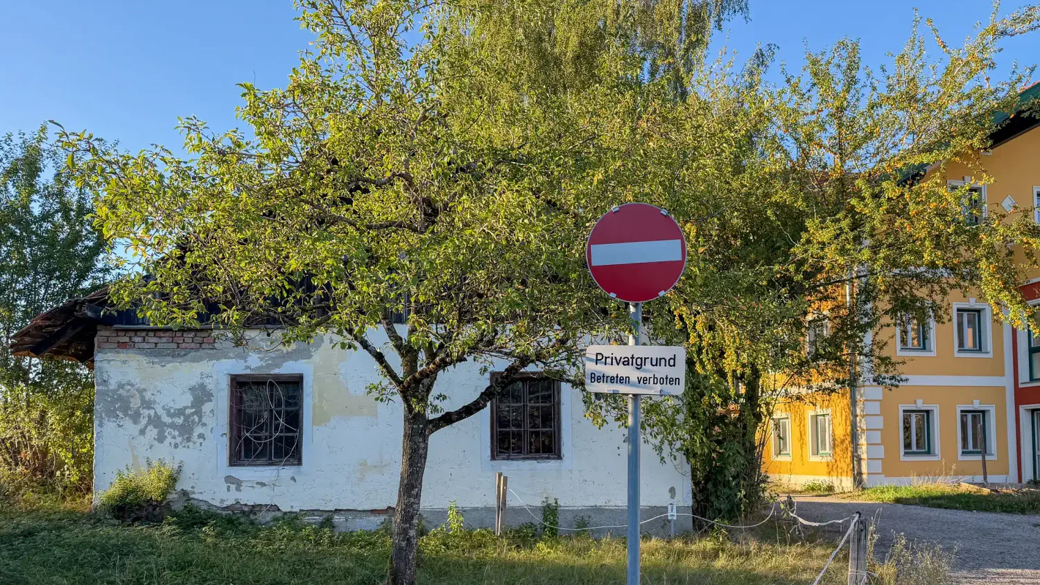 Auf diesem Hof im Bezirk Ried im Innkreis wurde die Frau schwer verletzt.