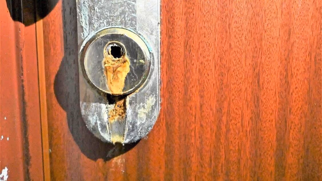 Mehrere Türschlösser wurden mit Säure aufgeätzt.