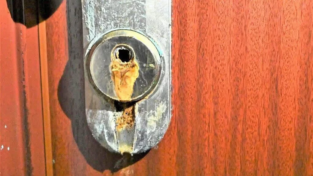 Heute.at - Einbrecher ätzen Türen mit Säure auf – Festnahme auf A4