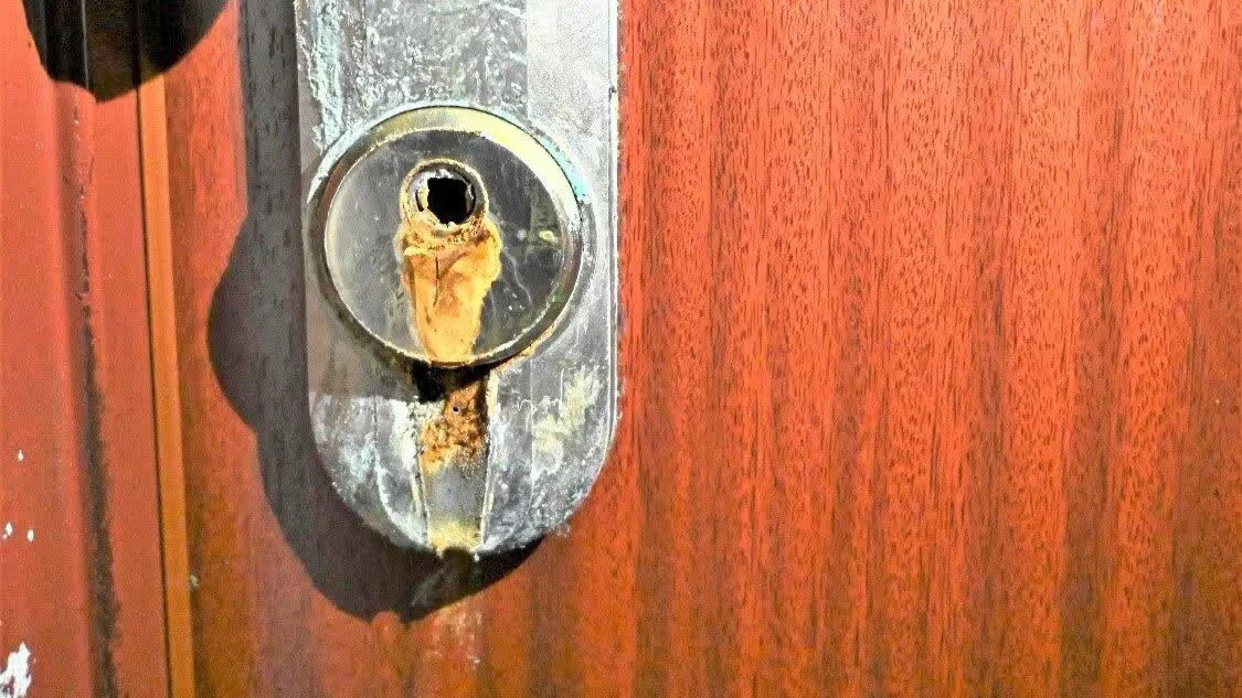 Mehrere Türschlösser wurden mit Säure aufgeätzt.