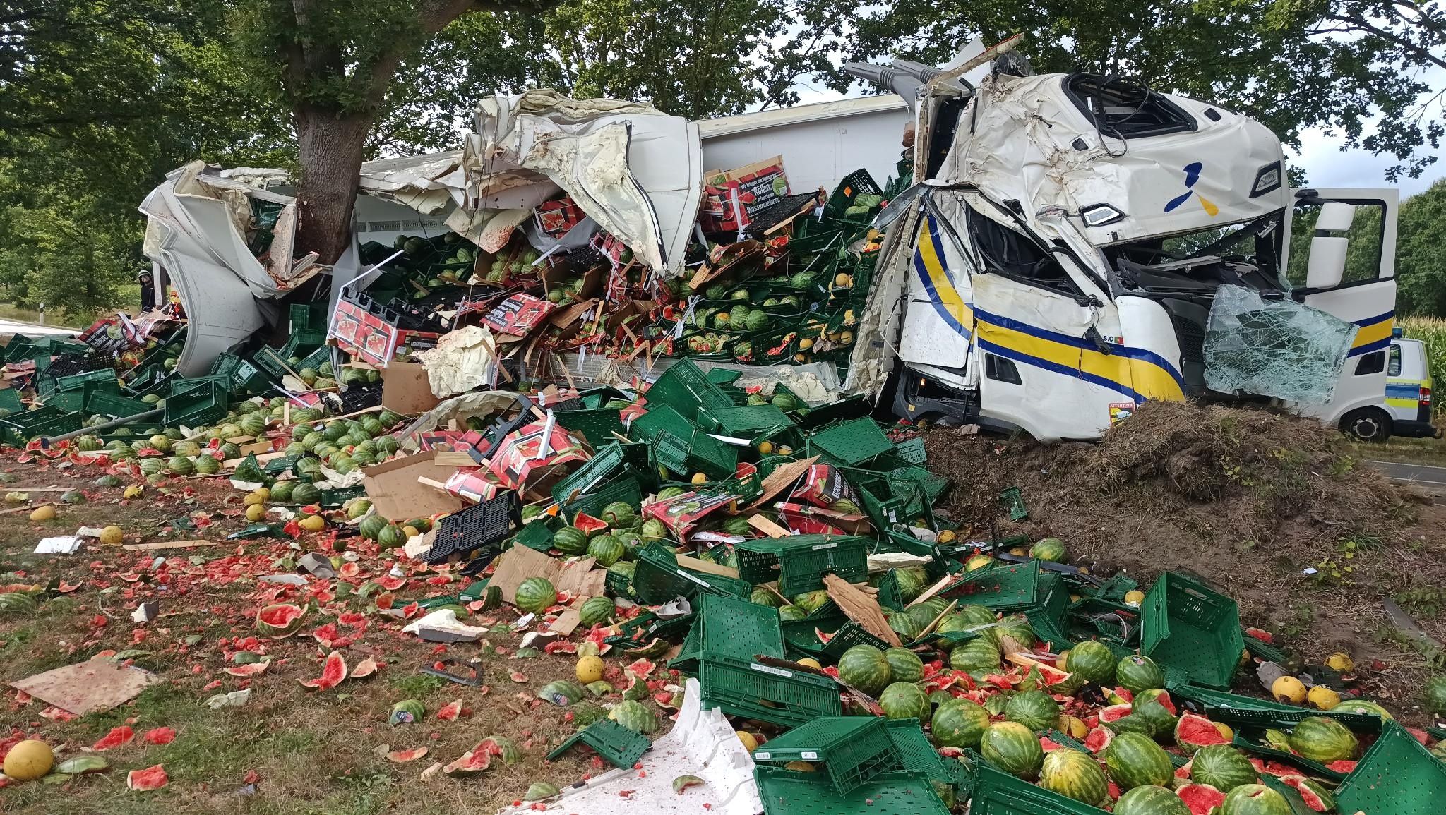 Der Lkw krachte gegen einen Baum. (Symbolbild)