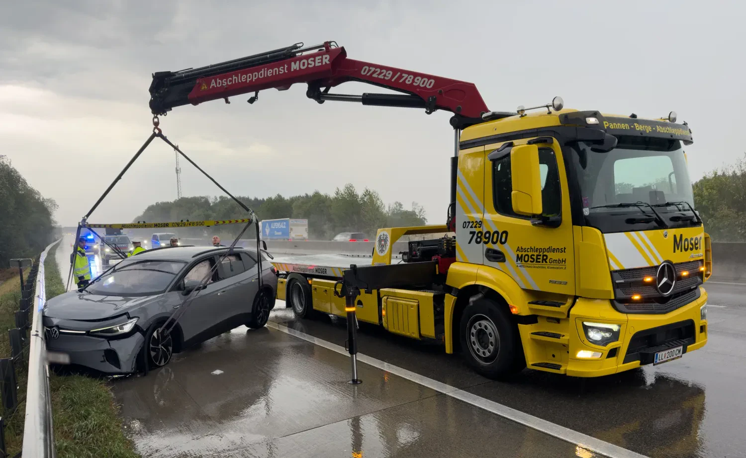 Vater und Sohn blieben bei dem Crash zum Glück unverletzt.