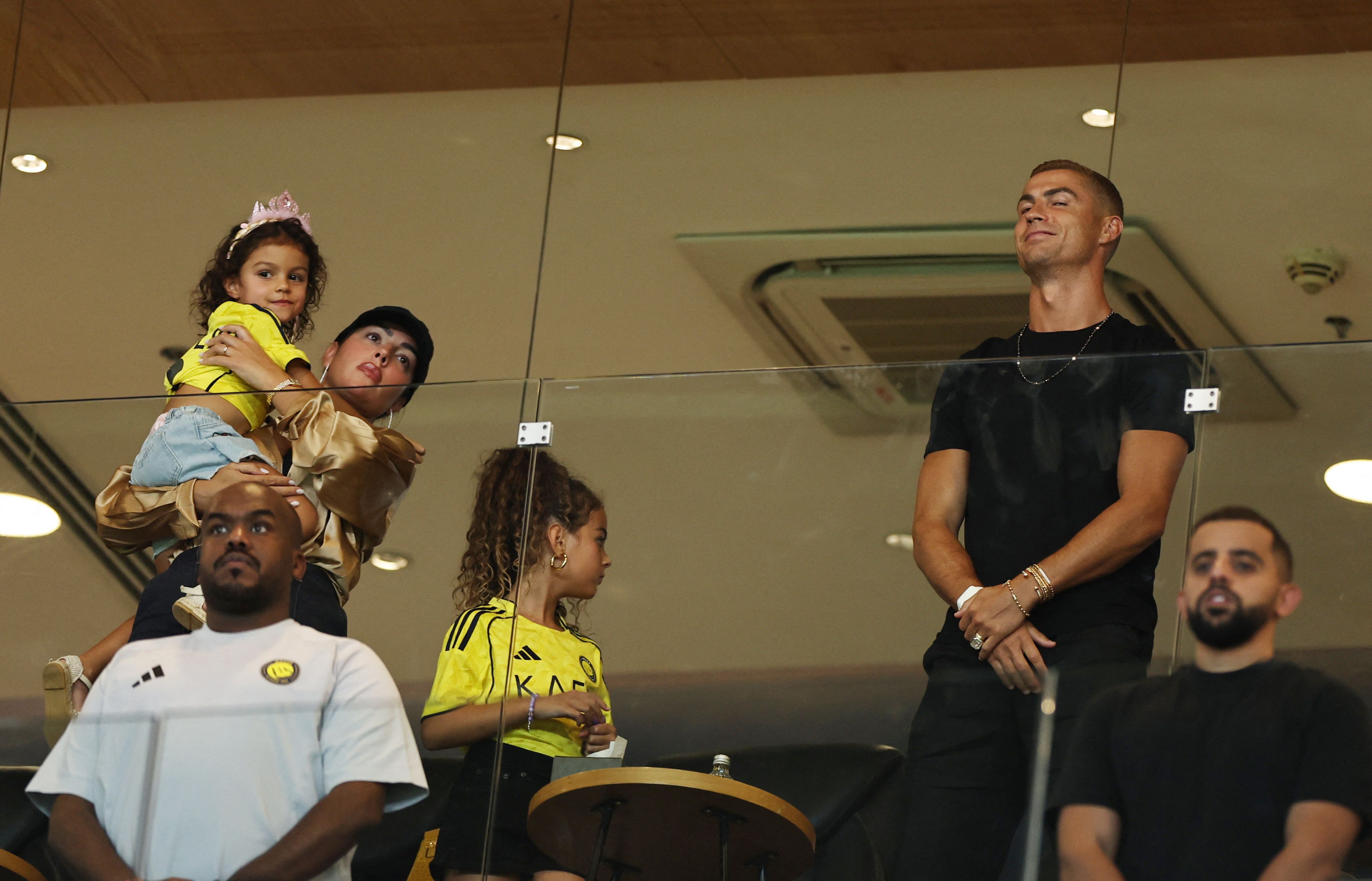 Georgina Rodriguez und Cristiano Ronaldo mit dem Nachwuchs in der VIP-Box von Al-Nassr