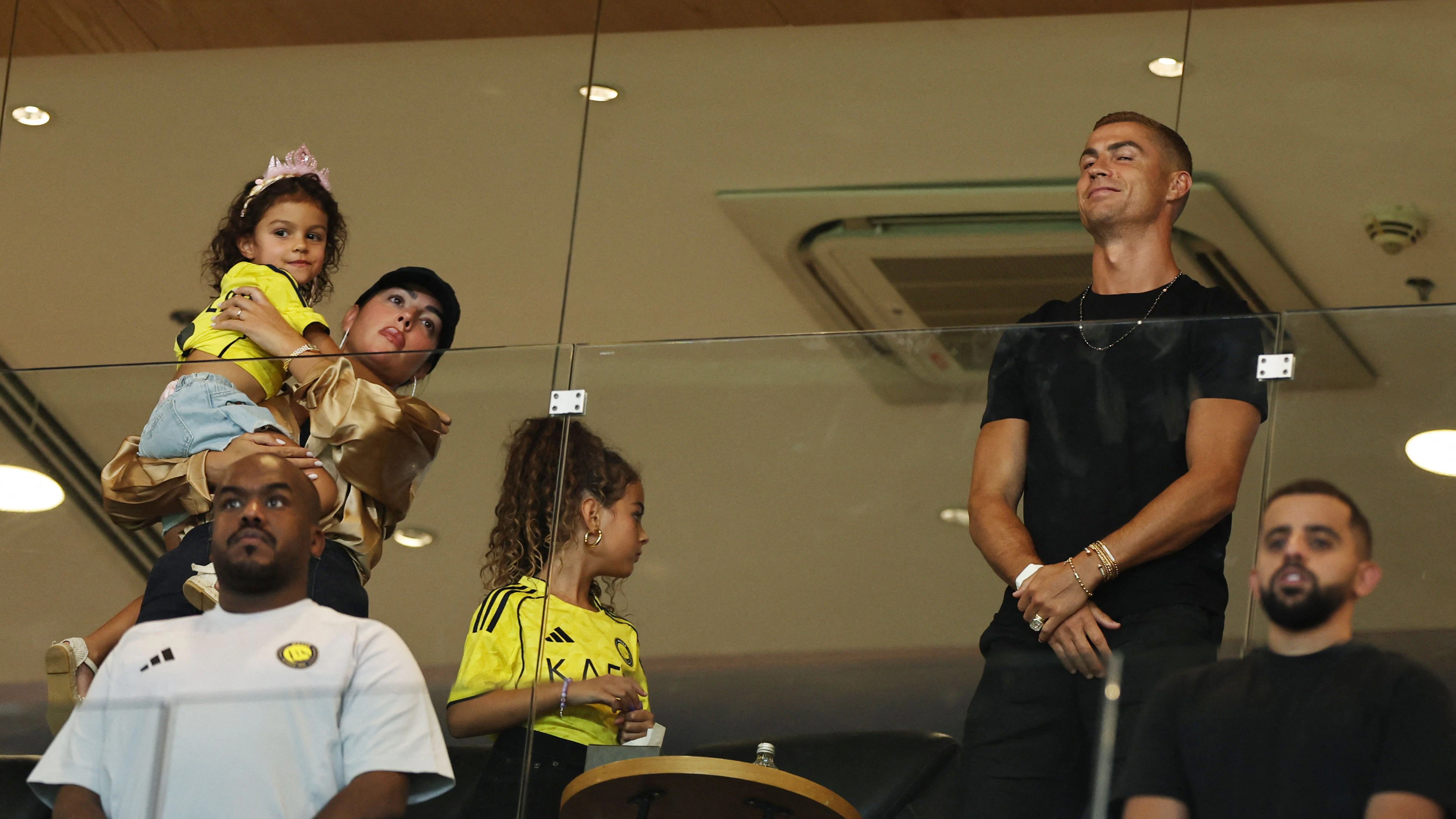 Georgina Rodriguez und Cristiano Ronaldo mit dem Nachwuchs in der VIP-Box von Al-Nassr