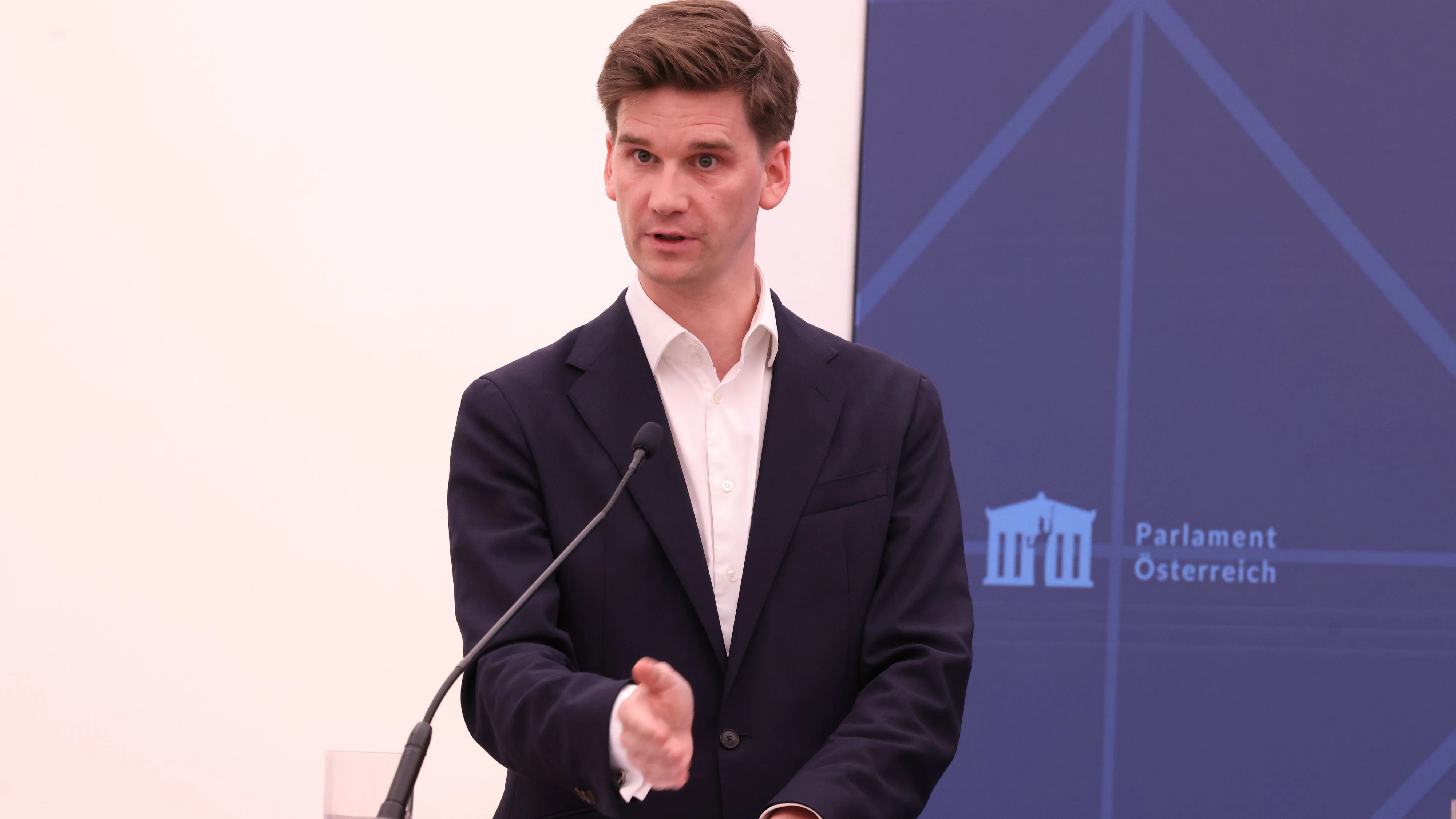 Neos-Generalsekretär Douglas Hoyos will von ÖVP-Staatssekretär Pröll rasch Gesetzesentwurf für mehr Transparenz bei der Vergabe von Staatsjobs.