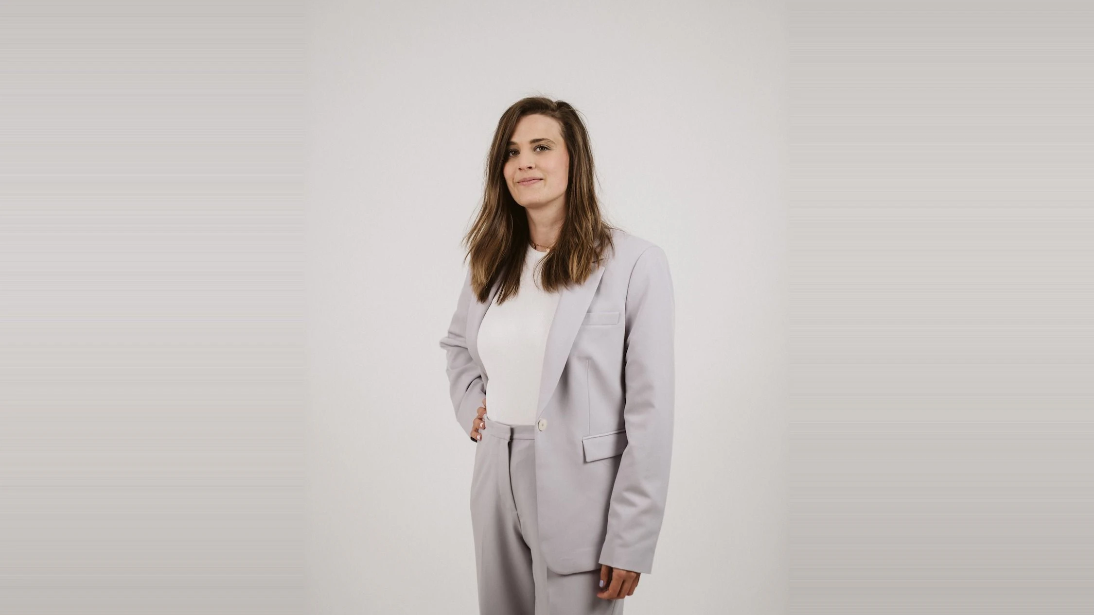Jana Deckelmann ist Biologin, Ernährungsökonomin und zertifizierte Hormoncoachin sowie Co-Founderin von fembites, wo sie sich insbesondere mit Frauengesundheit, Ernährung und der Gender Data Gap beschäftigt.