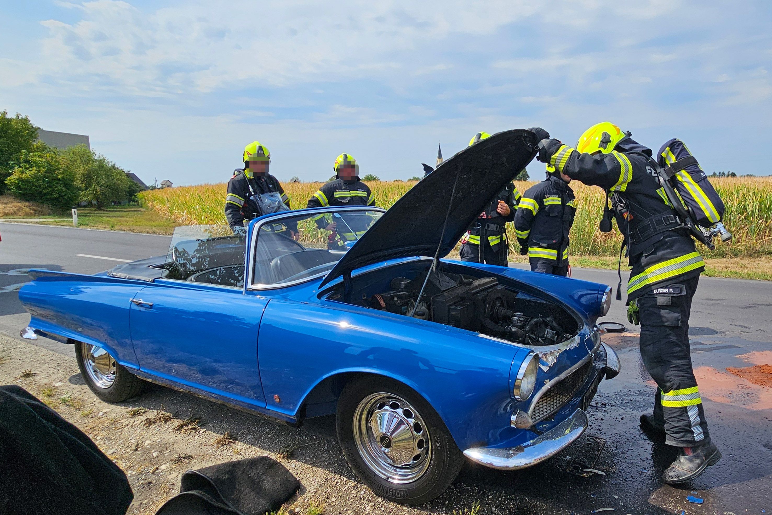 Der schicke Oldtimer stand plötzlich in Flammen.