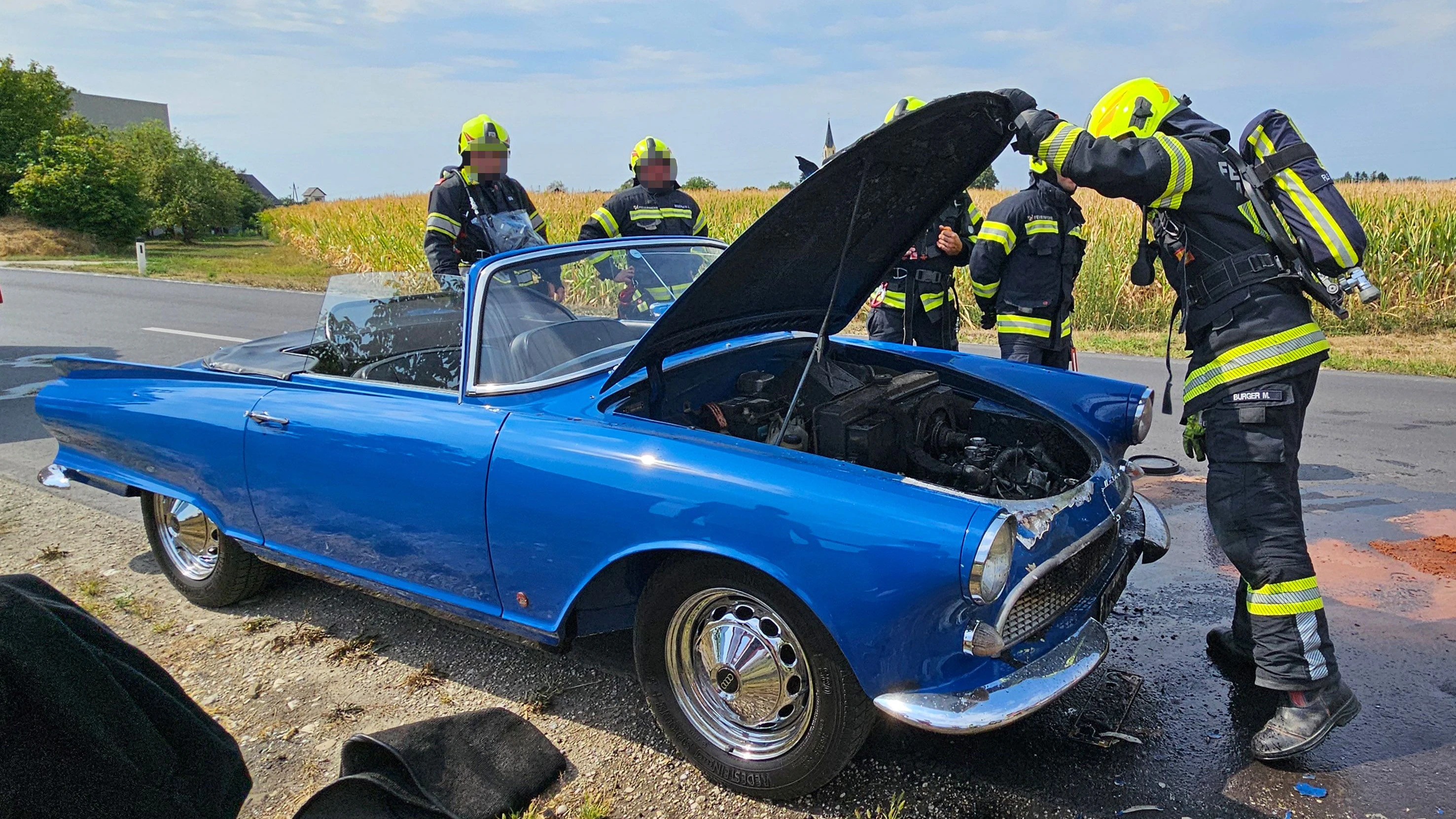 Heute.at - Oldtimer brennt lichterloh: Lenker löscht mit Fußmatten