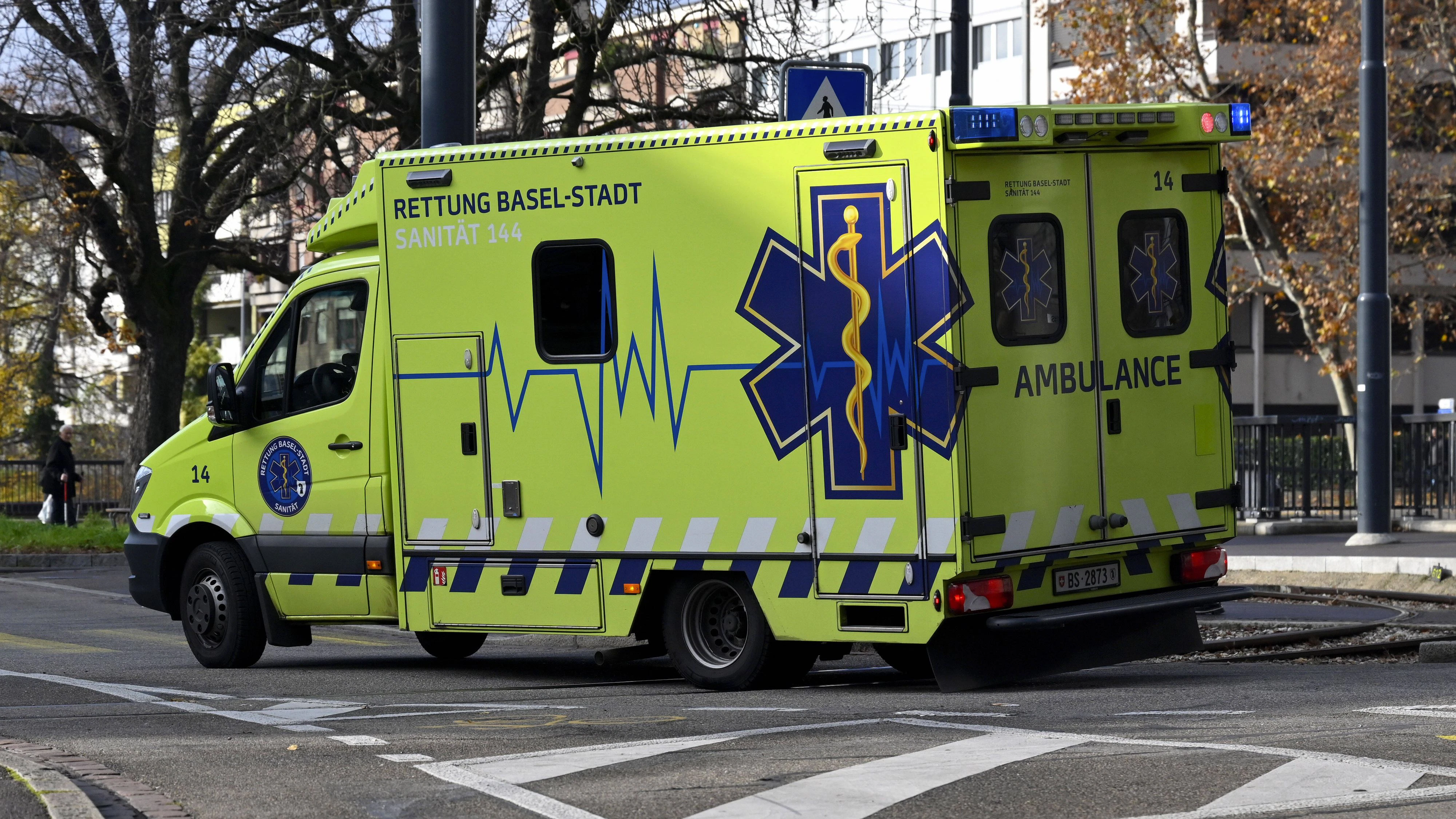 Heute.at - Retter müssen sich in Krankenwagen verbarrikadieren
