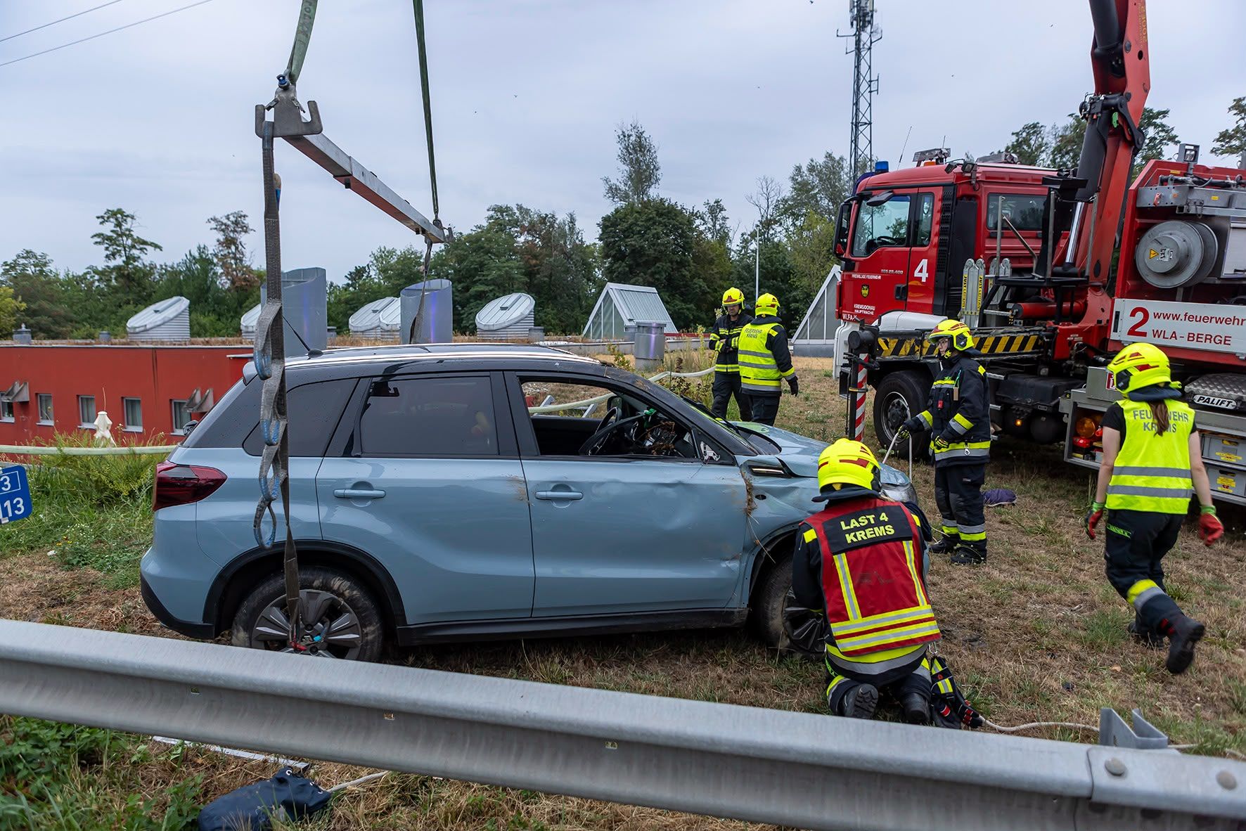 Nach der Unfallaufnahme durch die Polizei begann die Feuerwehr mit der Bergung.