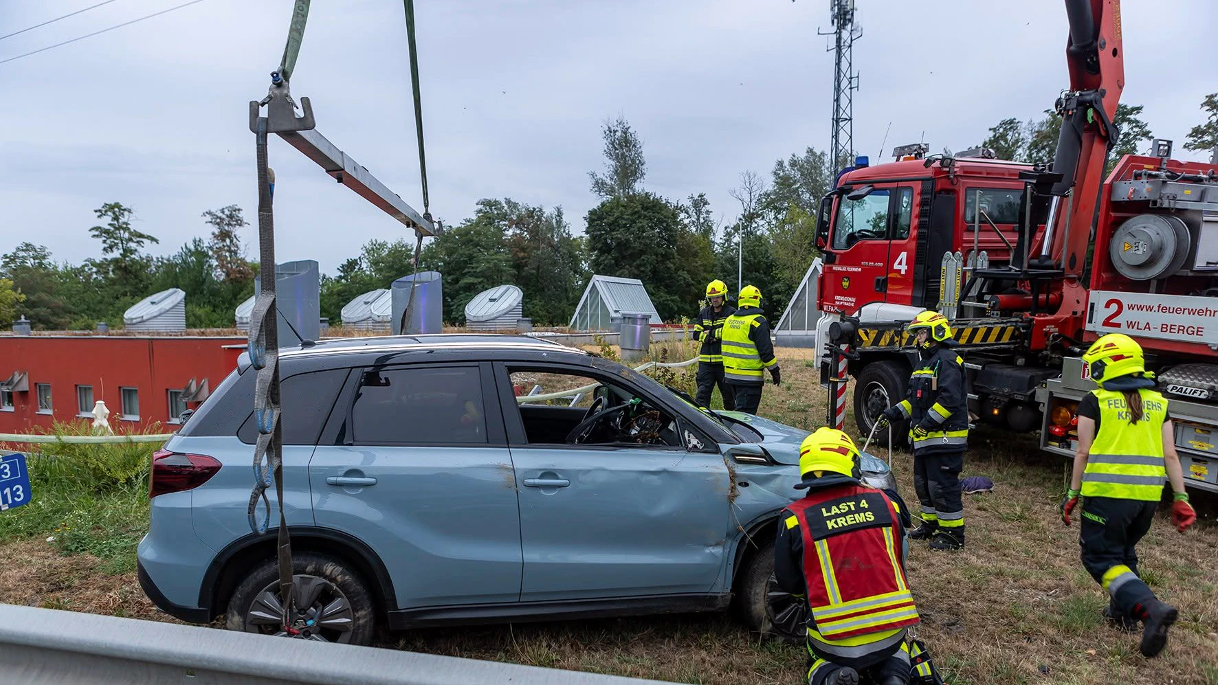 Nach der Unfallaufnahme durch die Polizei begann die Feuerwehr mit der Bergung.