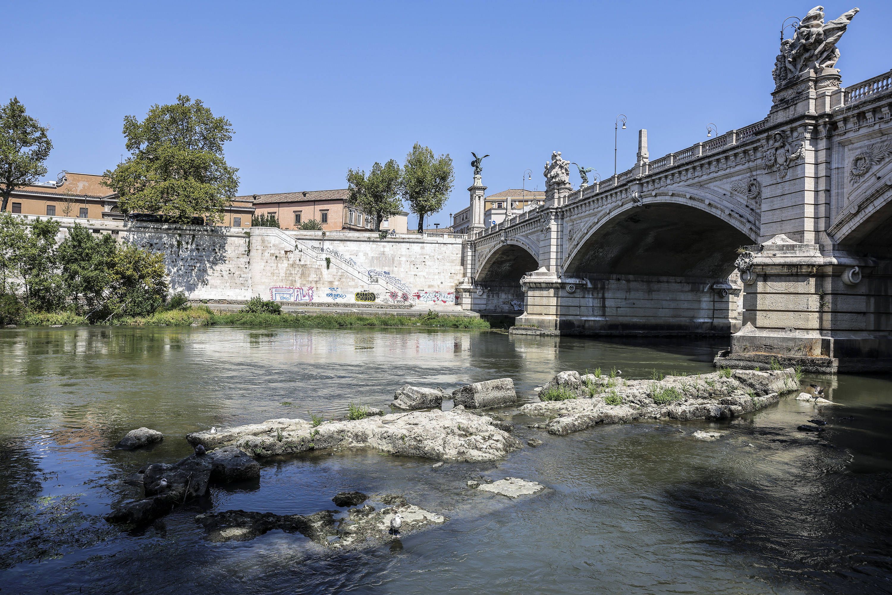 Aufgrund extremer Trockenheit sind die Überreste einer fast 2.000 Jahre alten Brücke im Tiber nahe der Engelsburg sichtbar geworden.