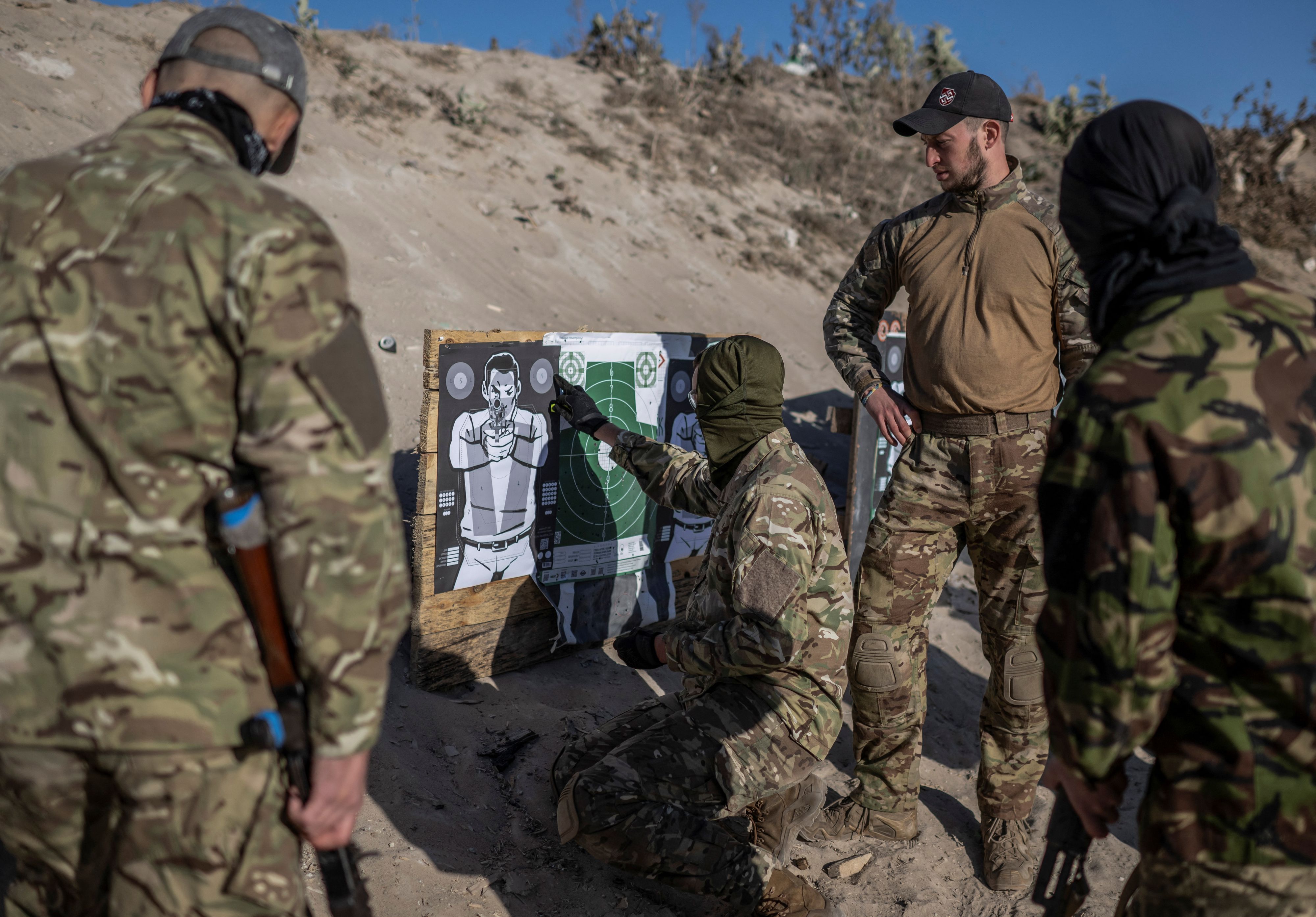 Rekruten des Russischen Freiwilligenkorps nehmen am Rande von Kiew (Ukraine) an militärischen Übungen teil (Archivbild).