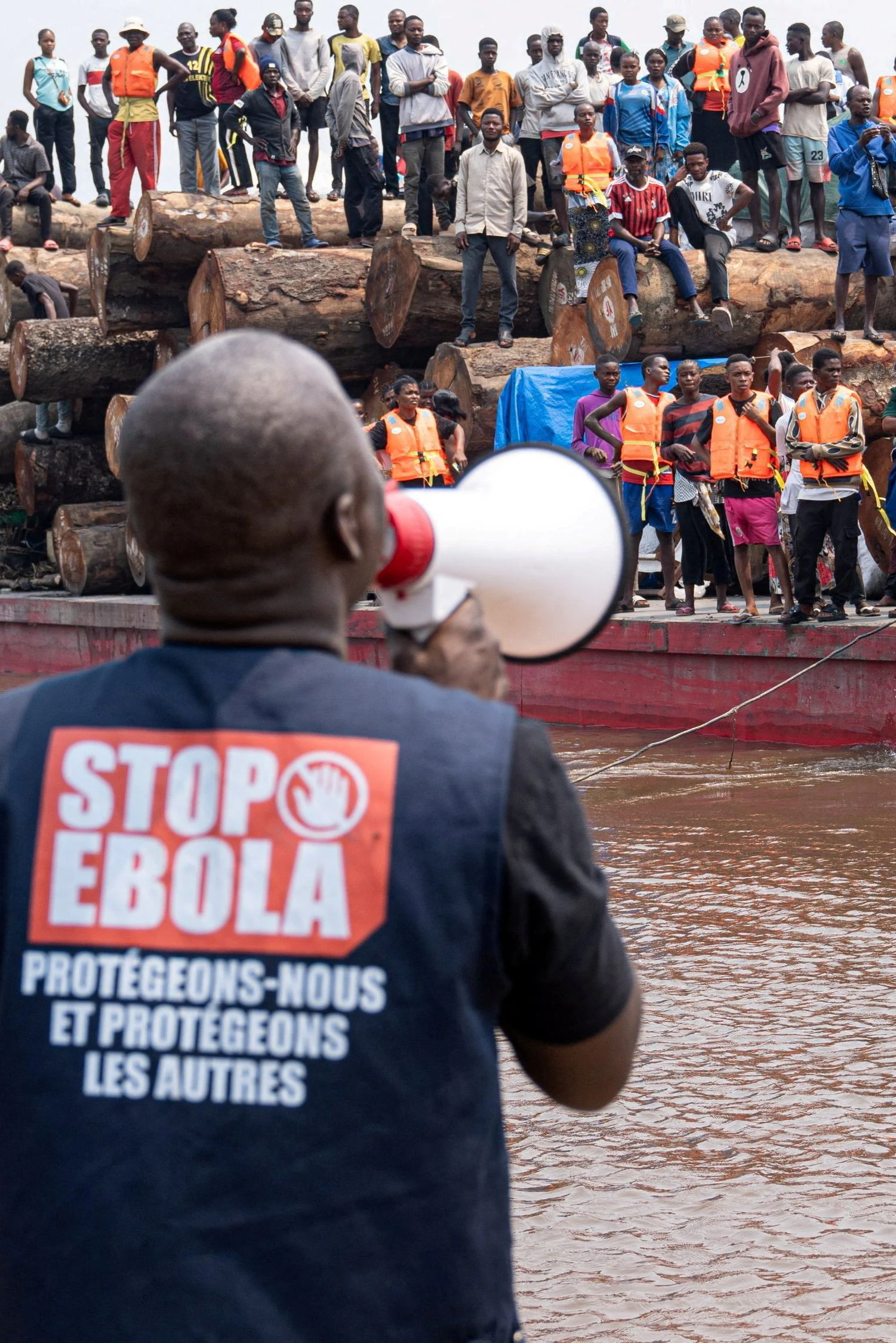 Alle Passagiere eines Flussschiffes werden festgehalten, nachdem ein Mensch an Bord an einer Ebola-Infektion gestorben ist