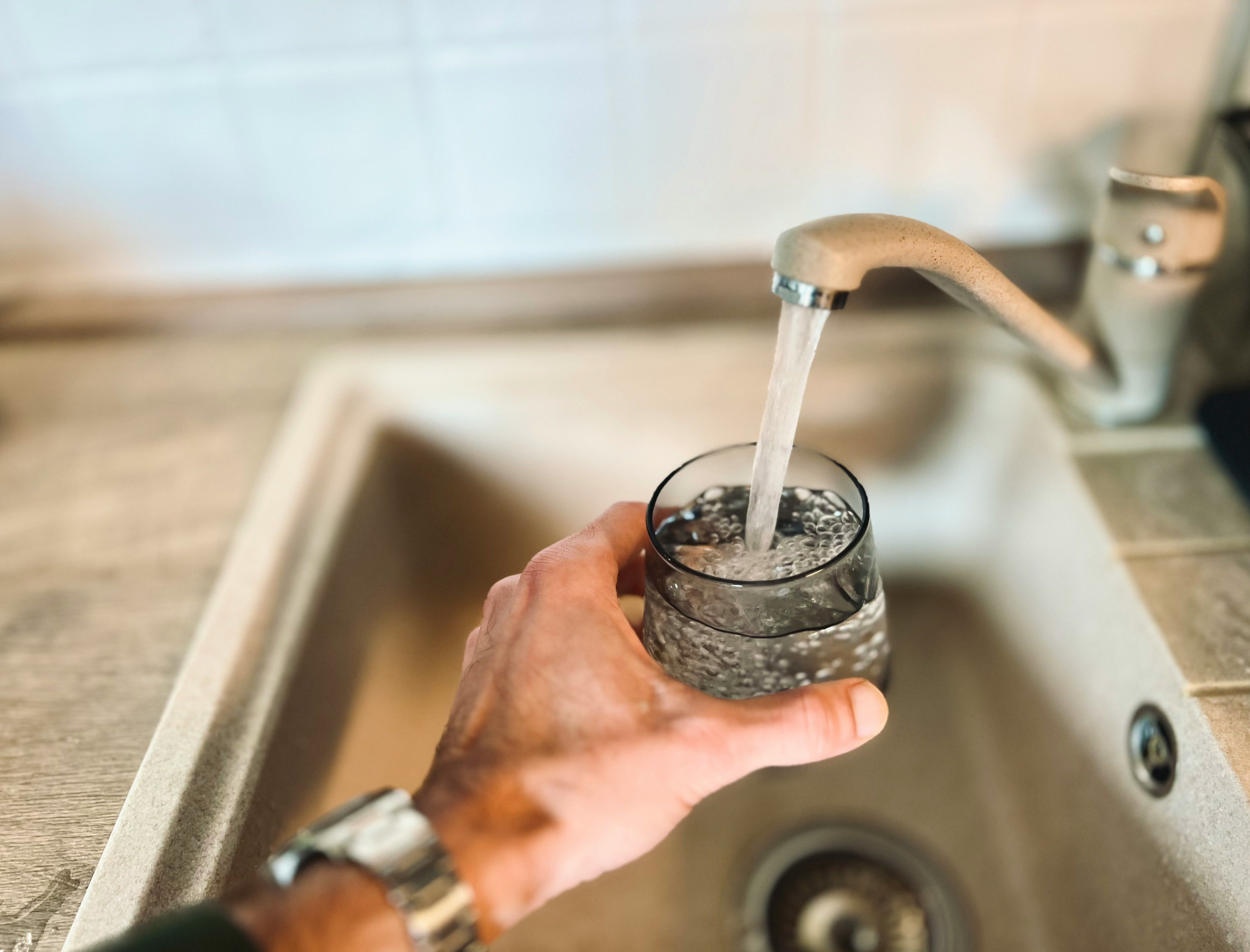 Koffer abstellen, Wasserhahn auf? Nach dem Urlaub solltest du das Wasser besser nicht sofort verwenden.