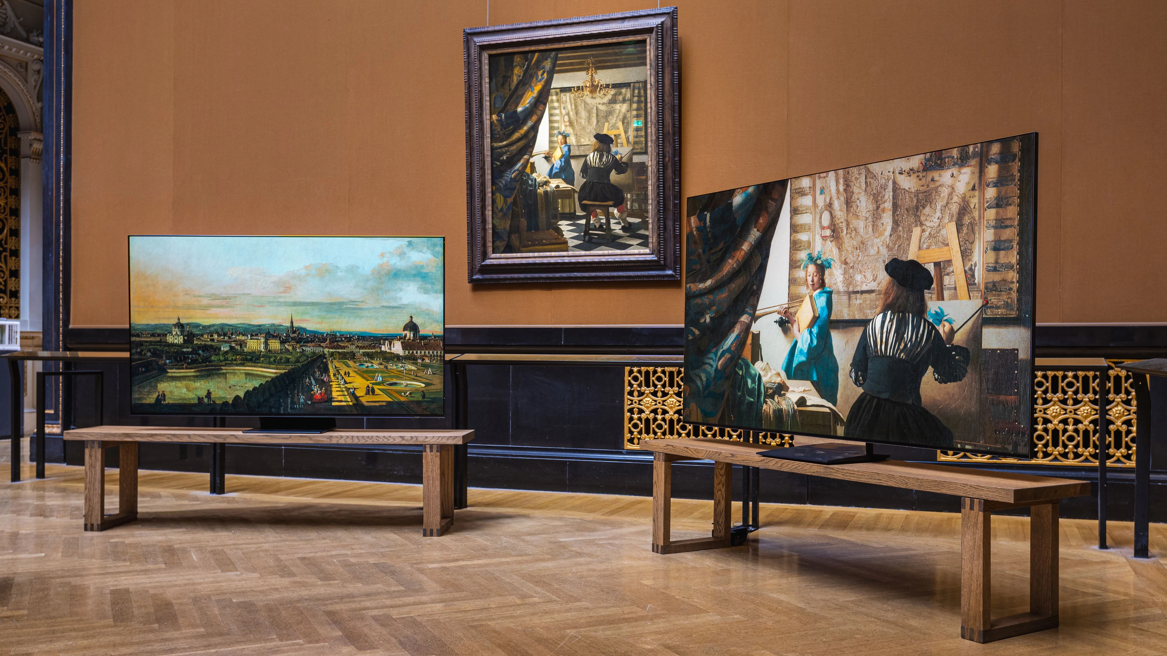 "Wien vom Belvedere aus gesehen", bekannt als "Canaletto-Ansicht" (1758/61) von Bernardo Bellotto auf dem OLED-Fernseher und "Die Malerei" (um 1666/68) von Johannes Vermeer van Delft auf dem Micro-RGB-Fernseher.