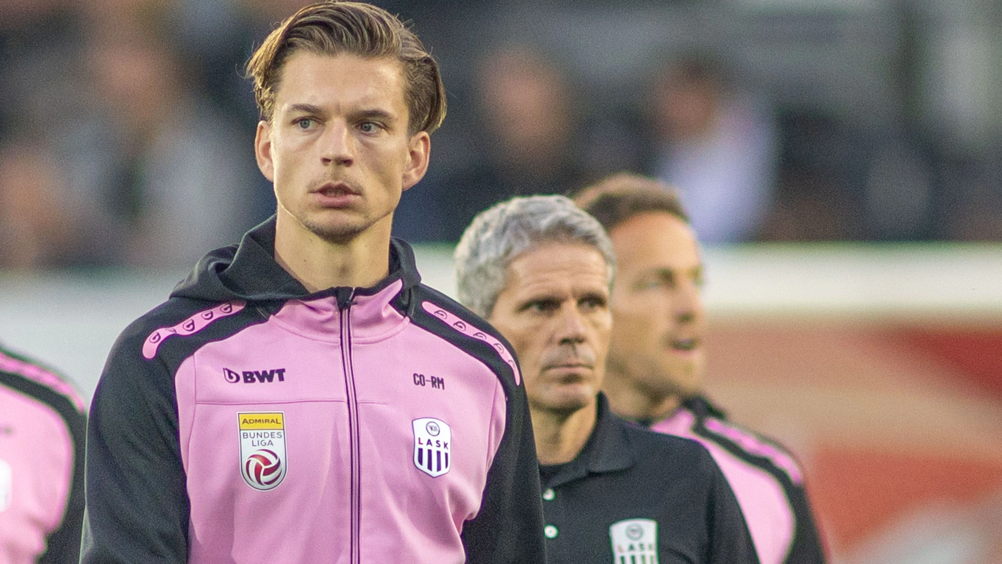 PASCHING,AUSTRIA,08.OCT.22 - SOCCER - ADMIRAL Bundesliga, Linzer ASK vs TSV Hartberg. Image shows assistant coach Maximilian Ritscher and head coach Dietmar Kuehbauer (LASK).  Photo: GEPA pictures/ Manuel Binder