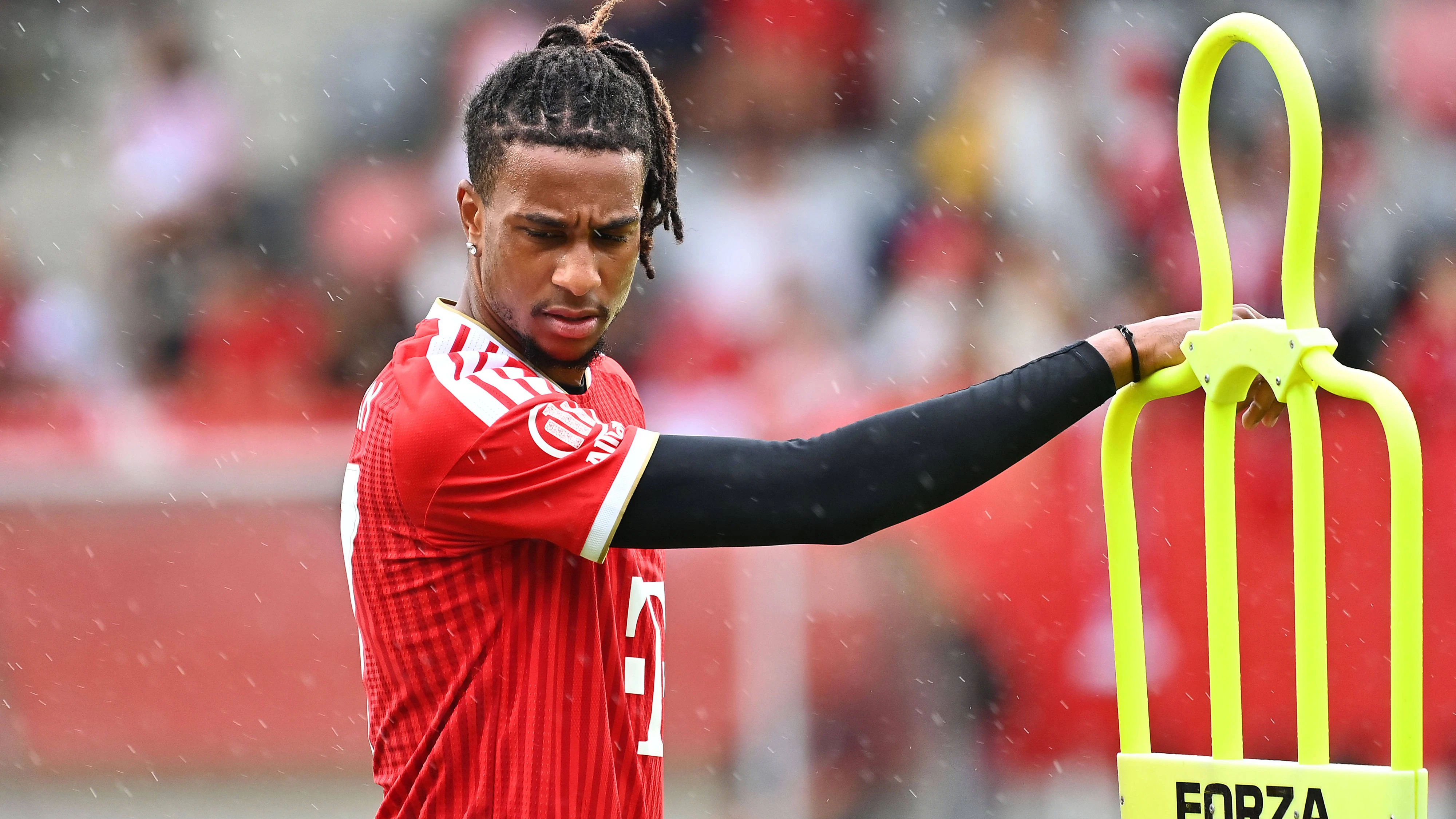 Michael OLISE Bayern Muenchen,nachdenklich, Aktion,Einzelbild,angeschnittenes Einzelmotiv,Halbfigur,halbe Figur. Oeffentliches Training FC Bayern Muenchen und Family Day am 17.08.2026 auf dem FC Bayern Campus in Muenchen. Fussball 1. Bundesliga,Saison 2026/2027. *** Michael OLISE, Bayern Munich, pensive, action shot, single frame, cropped close-up, half-length portrait. FC Bayern Munich public training session and Family Day on August 17, 2026, at the FC Bayern Campus in Munich. Soccer, Bundesliga 1,20262027 season