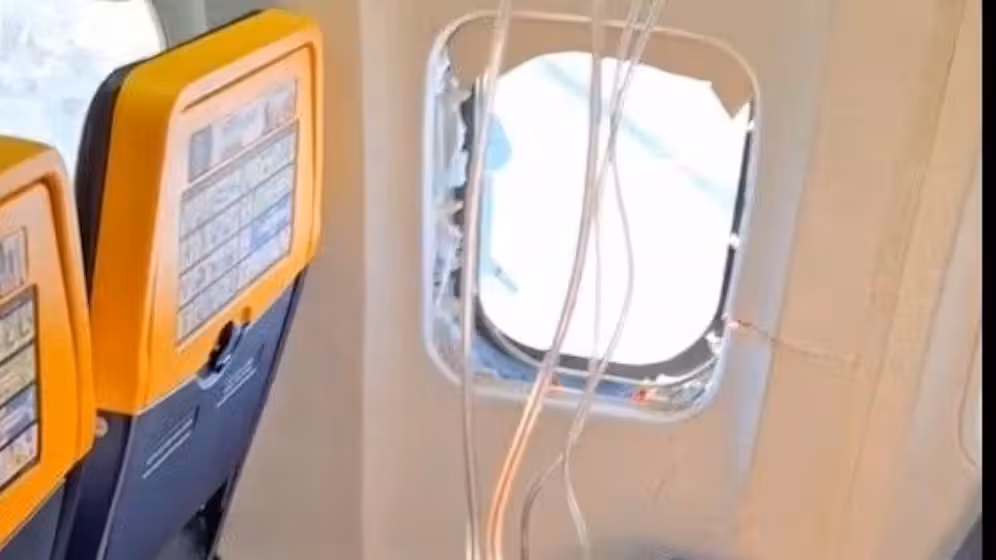 Schock für Passagiere eines Ryanair Flugs von Thessaloniki nach München (D). Plötzlich gab es einen Knall und ein Fenster barst. Mitreisende hielten den Passagier neben dem zerbrochenen Fenster fest. Er wurde nach der sofortigen Notlandung am Abflugsort in ein Krankenhaus gebracht.