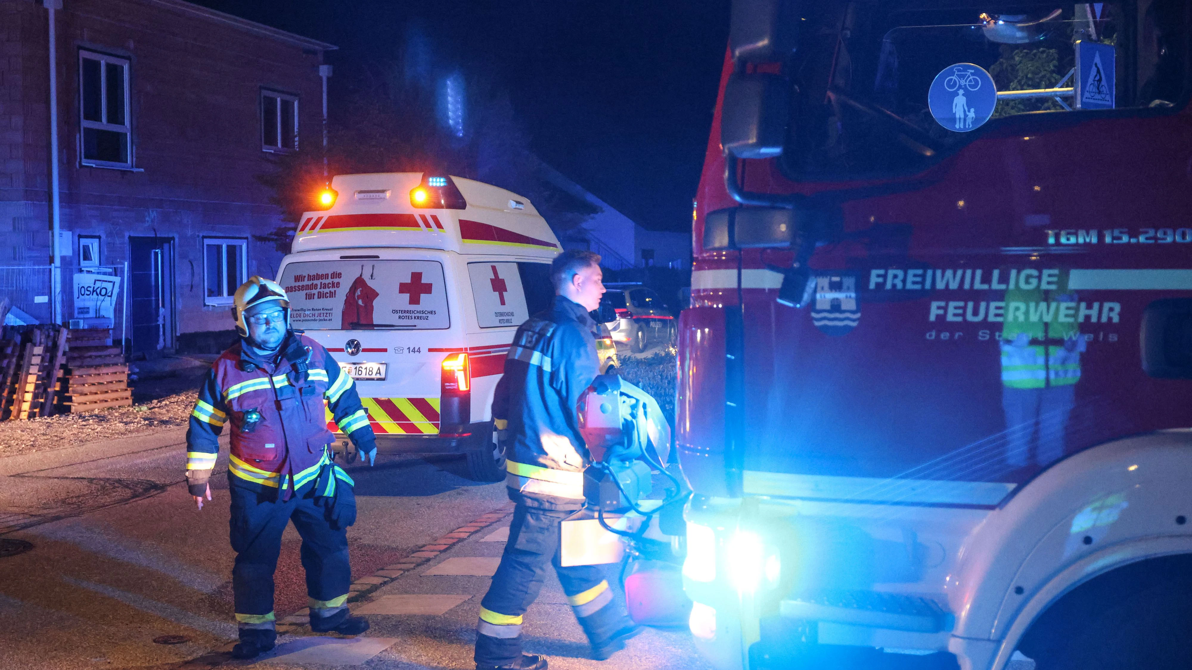 Heute.at - Feuerwehr rückt in der Nacht zu Einfamilienhaus aus