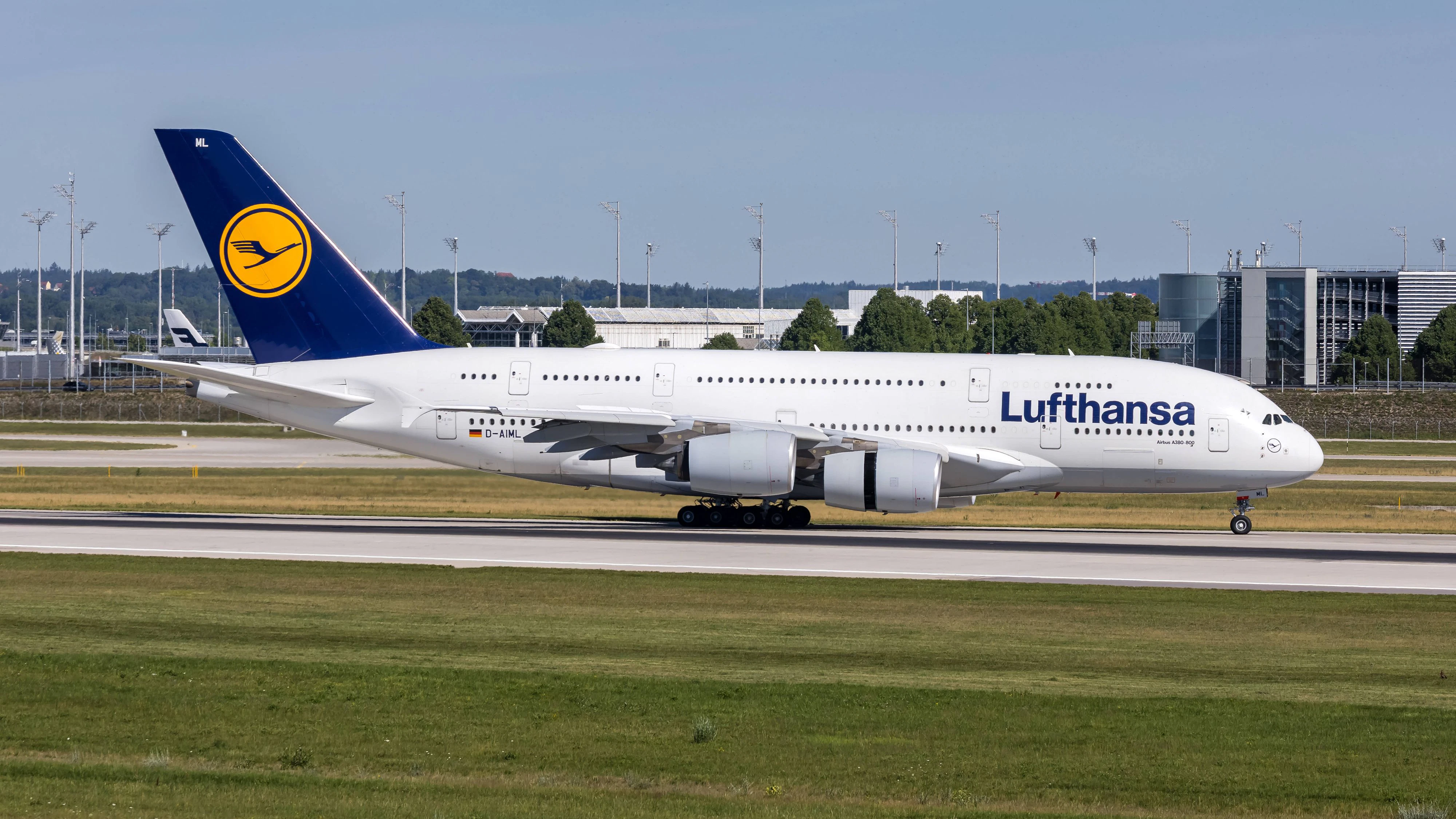 Heute.at - Irre Szenen! Lufthansa-Flieger verfehlt Landebahn