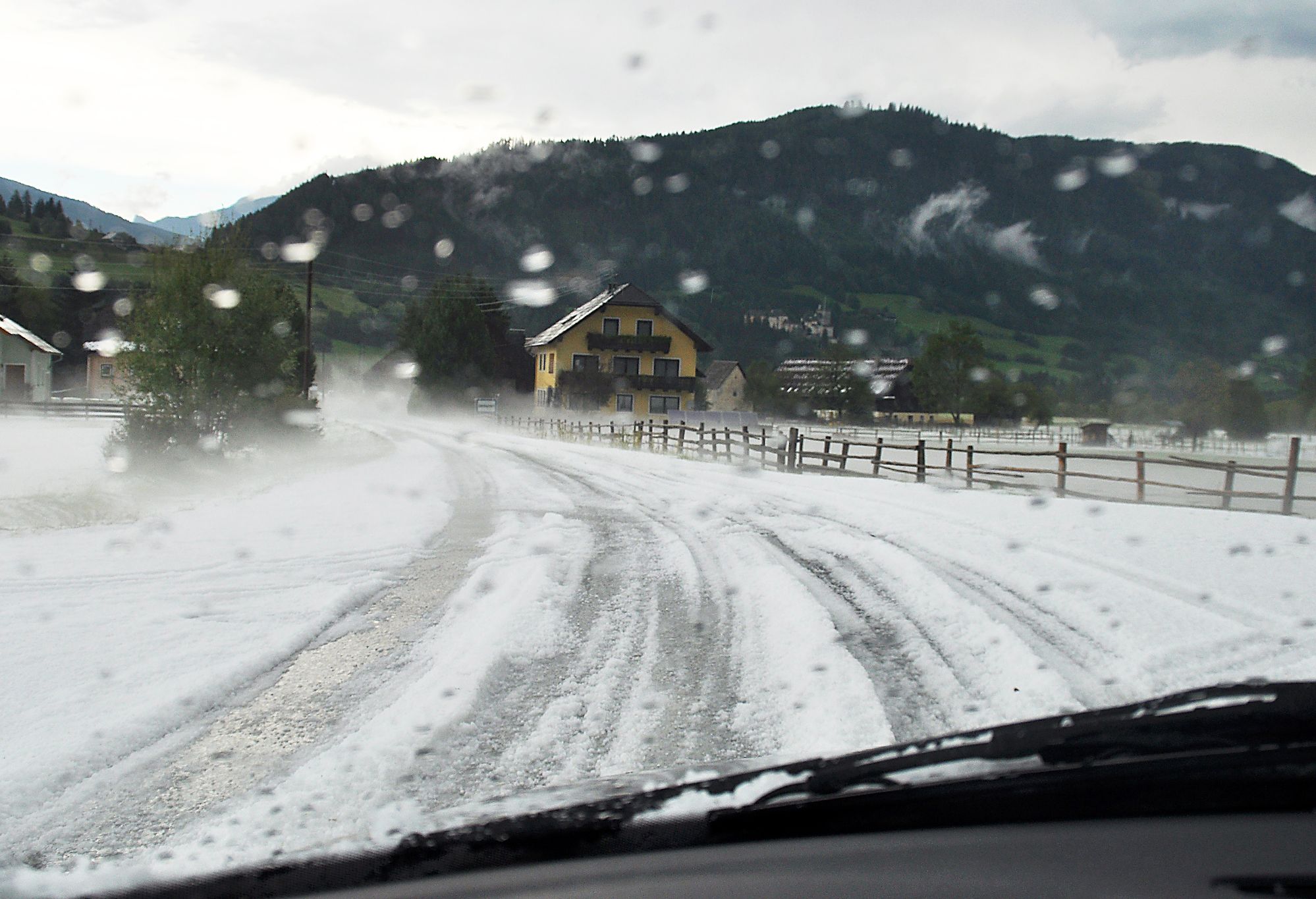 Heute.at - Heftige Gewitter ziehen jetzt direkt nach Österreich