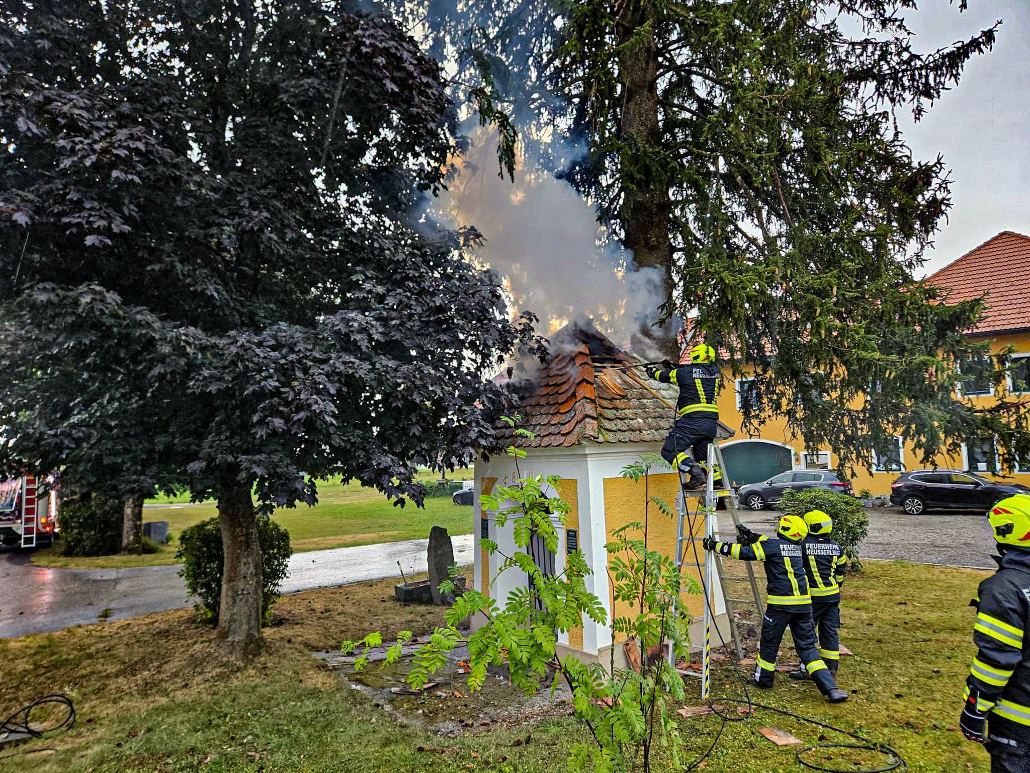 Die Kapelle ging nach einem Blitzeinschlag in Flammen auf.