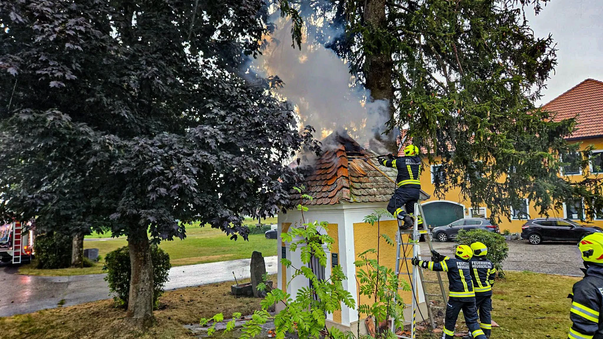 Die Kapelle ging nach einem Blitzeinschlag in Flammen auf.