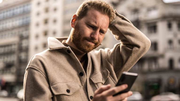 Schleimende KI-Chatbots, aufdringliche Bettelmails von Onlineshops, digitale Assistenten, die Gespräche belauschen: Unsere schöne neue Digitalwelt ist voller Ärgernisse, die es vor ein paar Jahren noch nicht gegeben hat. Jetzt gibt es dafür sogar eigene, neue Wörter.