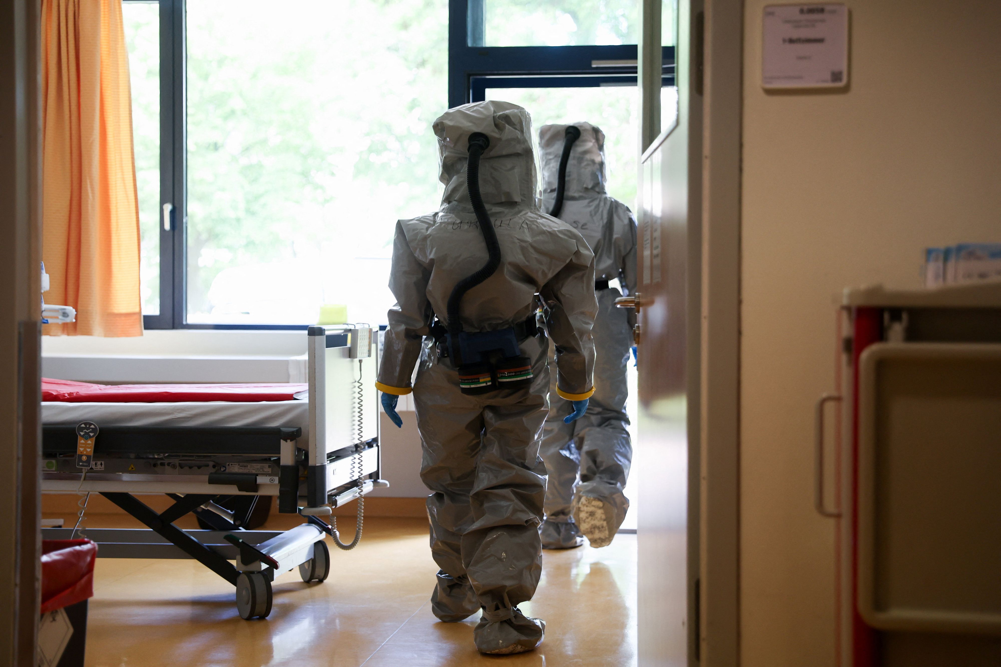 Das Pflegepersonal trägt Vollschutz auf einer Isolierstation für Patienten. Die betroffene Person wurde in der Klinik Favoriten isoliert.