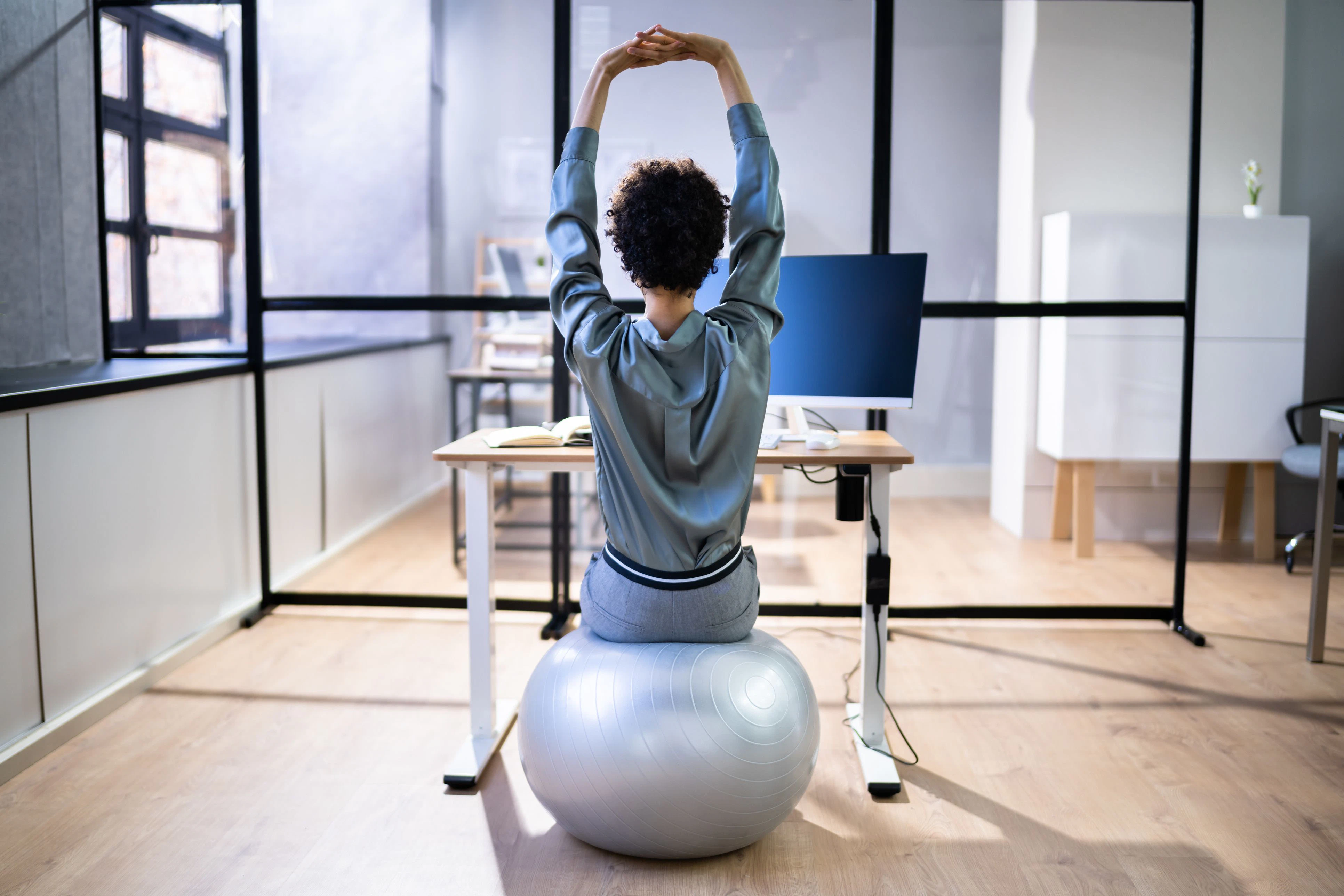 Angeblich ergonomische Sitzbälle haben laut Studien kaum einen positiven Einfluss auf den Energieverbrauch beim Sitzen