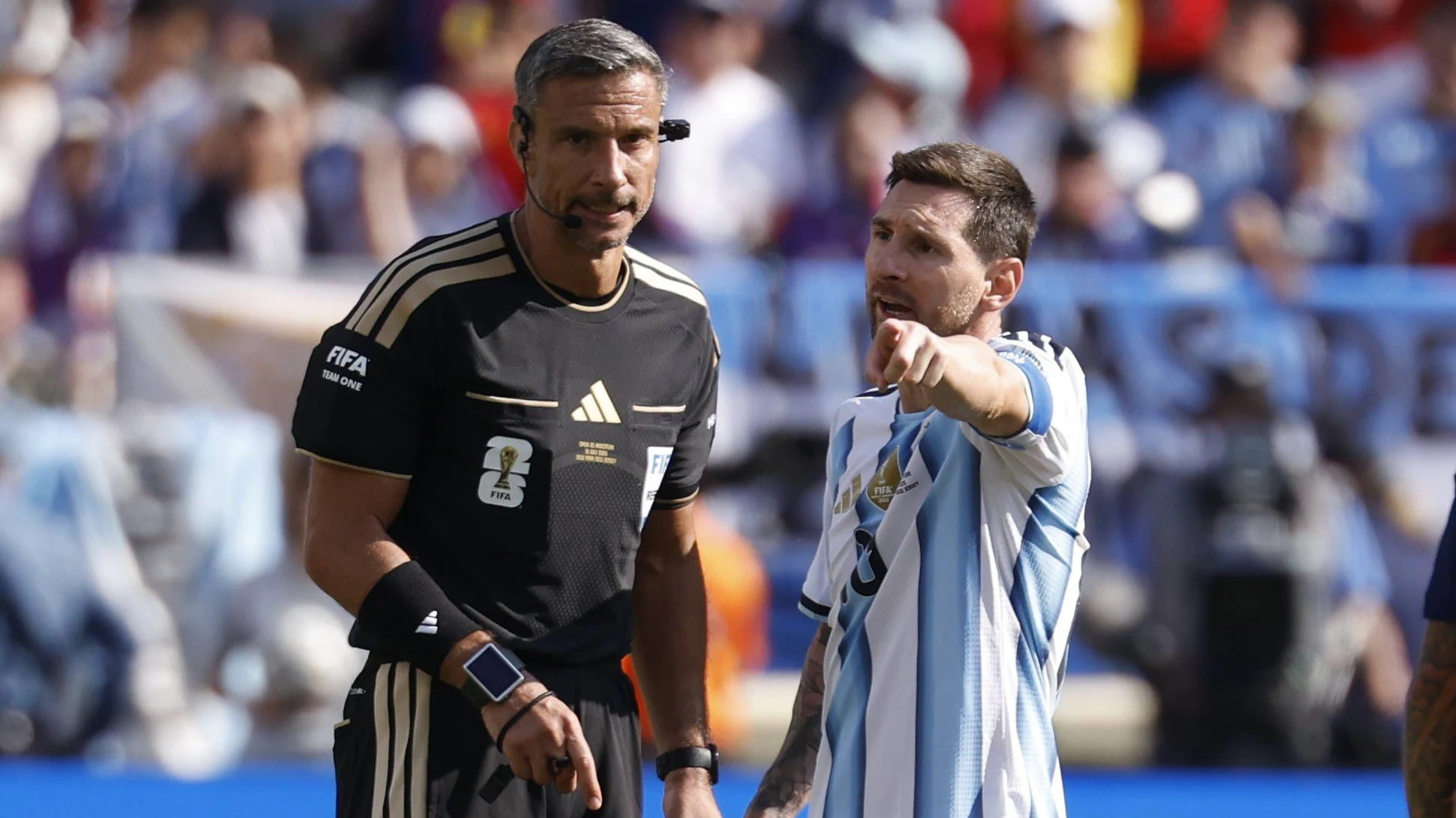 FIFA World Cup, WM, Weltmeisterschaft, Fussball 2026 final - Spain vs Argentina Lionel Messi of Argentina remonstrates with Slovenian referee Slavko Vincic during the FIFA World Cup 2026 final match Spain against Argentina, in New Jersey, USA, 19 July 2026. EAST RUTHERFORD United States PUBLICATIONxINxGERxAUTxINDxONLY Copyright: xSHAWNxTHEWx