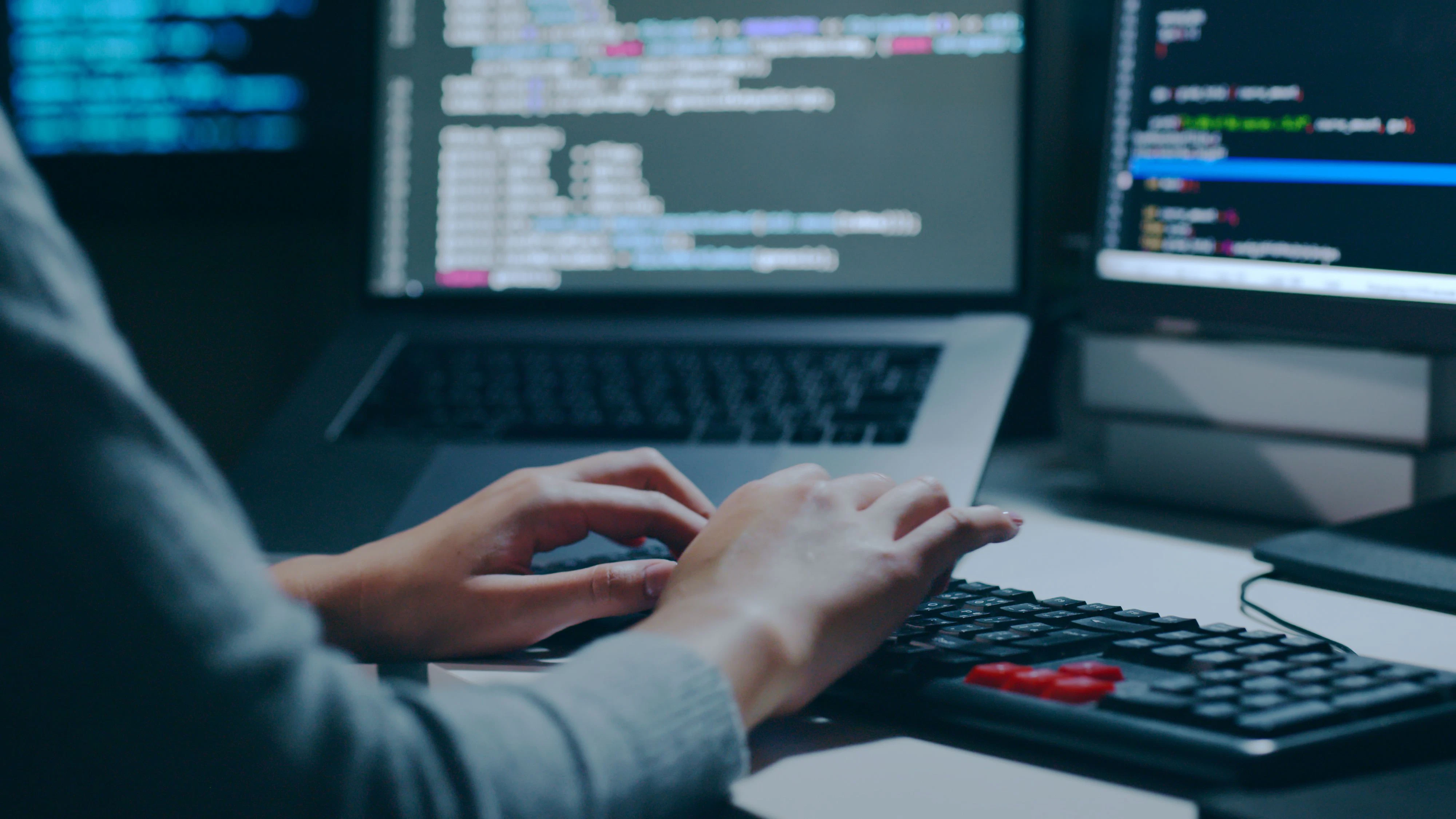 In Berlin wurden einige Senatsverwaltungen durch unbekannte Hacker lahmgelegt. Betroffen ist unter anderem die Online-Beantragung von Briefwahlunterlagen.