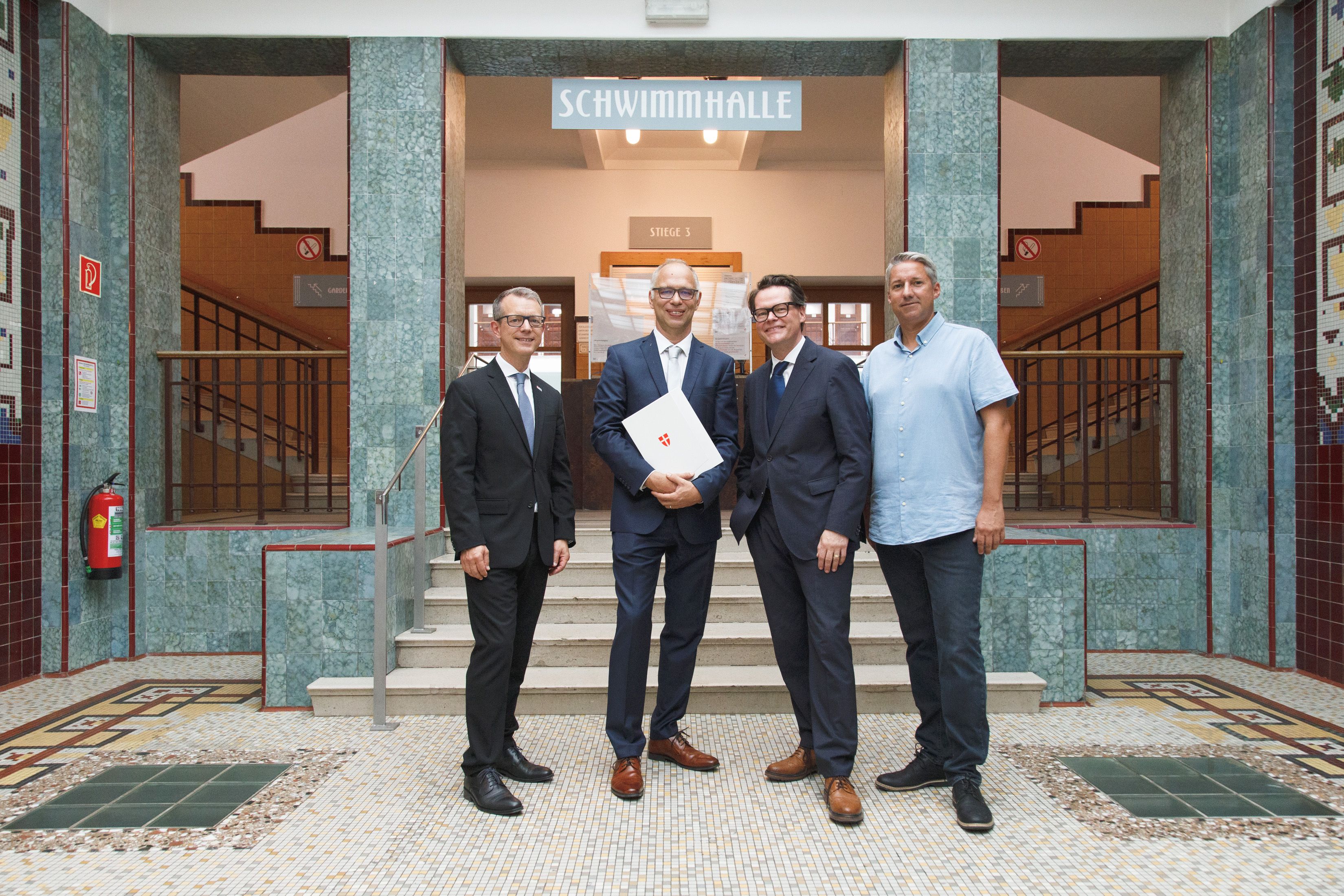 Magistratsdirektor Dietmar Griebler, künftiger Bäderchef Rainer Hauswirth, Stadtrat Jürgen Czernohorszky (SP), younion-Daseinsgewerkschaftsvertreter Wolfgang Jelinek