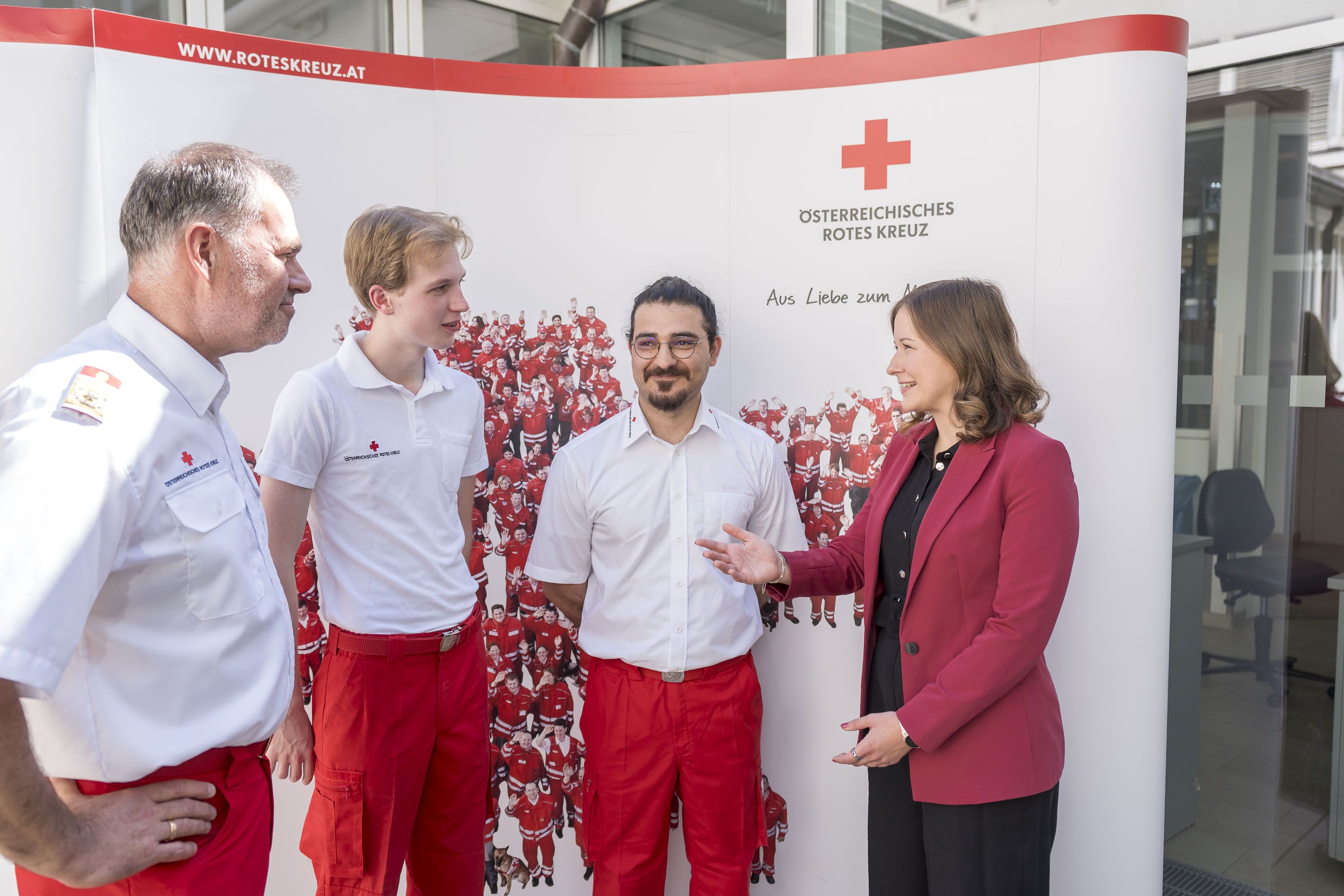 Ministerin Claudia Bauer mit Peter Kaiser (stv. Generalsekretär des Österreichischen Roten Kreuzes) und Zivildienern bei einer Pressekonferenz zum Zivildienst Ende Juli 2026.