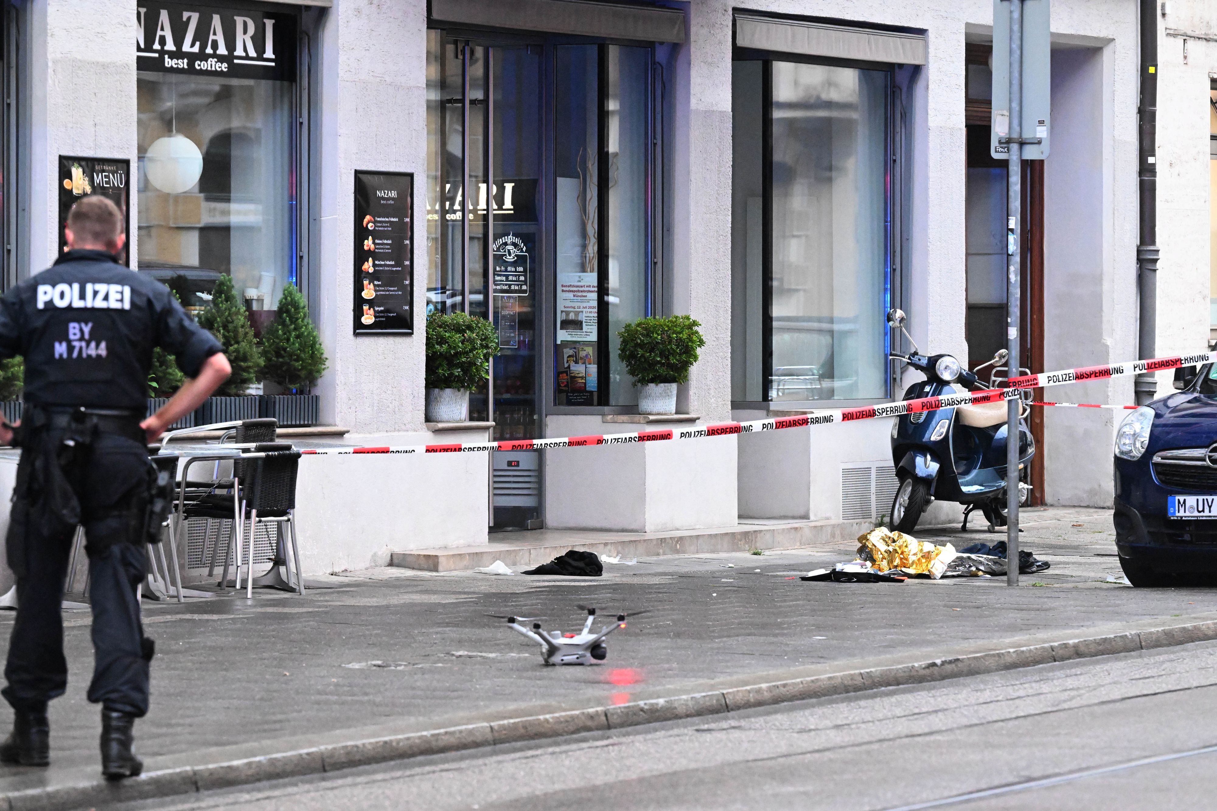 Im Münchner Stadtteil Schwabing fiel am Dienstagnachmittag ein Schuss. Die Spurensicherung der Polizei ist vor Ort und setzt zur Dokumentation des Tatorts auch eine Drohne ein.