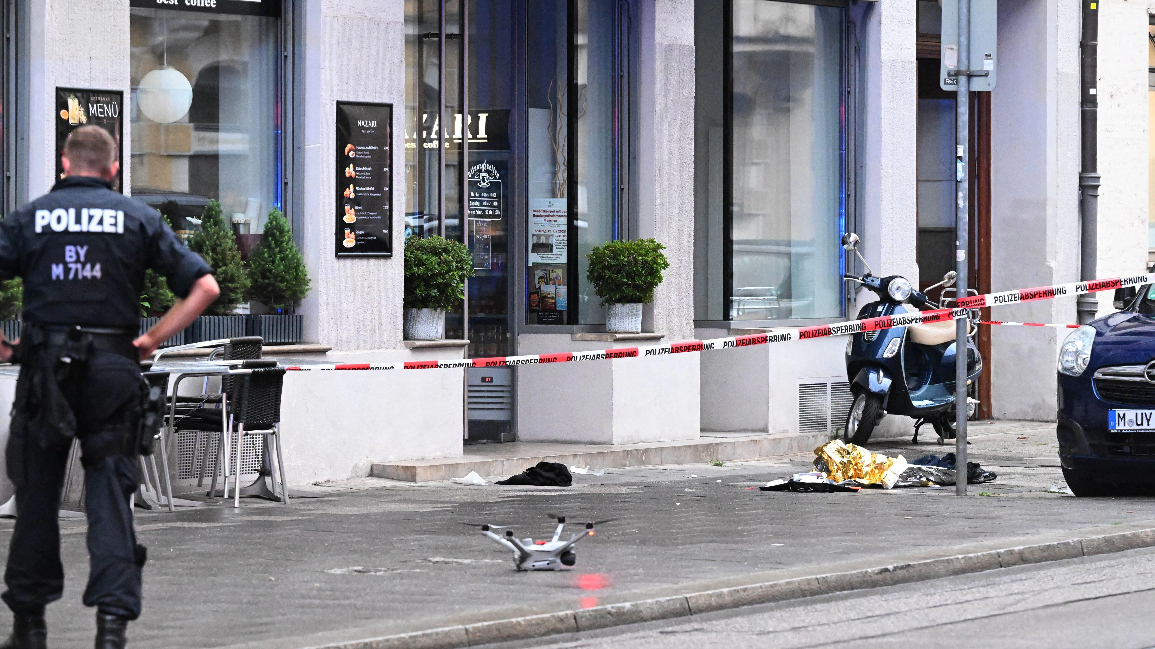 18 August 2026, Bavaria, Munich: The police forensic team is on the scene and is also using a drone to document the crime scene. An incident involving the use of a firearm by police occurred in the Schwabing district of Munich. A police spokesperson reported that one person was taken to the hospital with serious injuries. It is still unclear why the shots were fired; the investigation is in its very early stages. Photo: Felix Hörhager/dpa