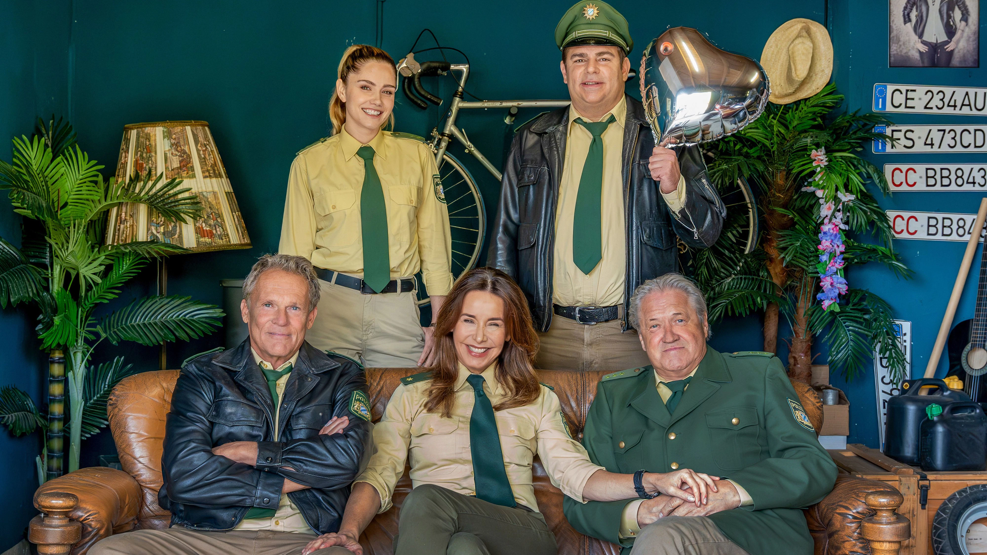 ARD HUBERT OHNE STALLER, 12. Staffel ab (24.01.24) immer mittwochs um 18.50 Uhr im Ersten. Keine Pause auf dem Wolfratshauser Revier: Neue Krimifolgen der 12. Staffel von „Hubert ohne Staller“ schließen sich ab Mittwoch, 24. Januar 2024, um 18:50 Uhr im Ersten nahtlos an die Folgen der 11. Staffel an. Davor dürfen sich die Fans von „Hubert ohne Staller“ auf das besondere Highlight im Neujahrsprogramm freuen. Am Mittwoch, 3. Januar 2024, um 20:15 Uhr, zeigt Das Erste den Fernsehfilm „Hubert ohne Staller: Dem Himmel ganz nah“. In der ARD Mediathek ist der Film bereits ab 25. Dezember abrufbar. Es ist der vierte 90-minütige Film mit den KrimiheldInnen aus der erfolgreichen Vorabendserie. Hintere Reihe v.l.n.r. Christina Bayer (Mitsou Jung), Martin Riedl (Paul Sedlmeir), vordere Reihe v.l.n.r.  Franz Hubert (Christian Tramitz), Sabine Kaiser (Katharina Müller-Elmau), Reimund Girwidz (Michael Brandner) © ARD/TMG/Thomas Neumeier, honorarfrei - Verwendung gemäß der AGB im engen inhaltlichen, redaktionellen Zusammenhang mit genannter ARD-Sendung und bei Nennung "Bild: ARD/TMG/Thomas Neumeier" (S2+). ARD-Programmdirektion/Bildredaktion, pressefoto.daserste@ard.de