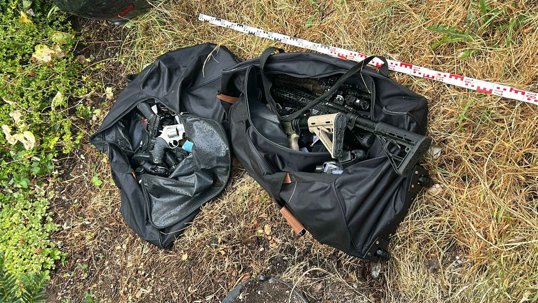 Die Waffen hatten die Täter in mitgebrachte schwarze Taschen gepackt.