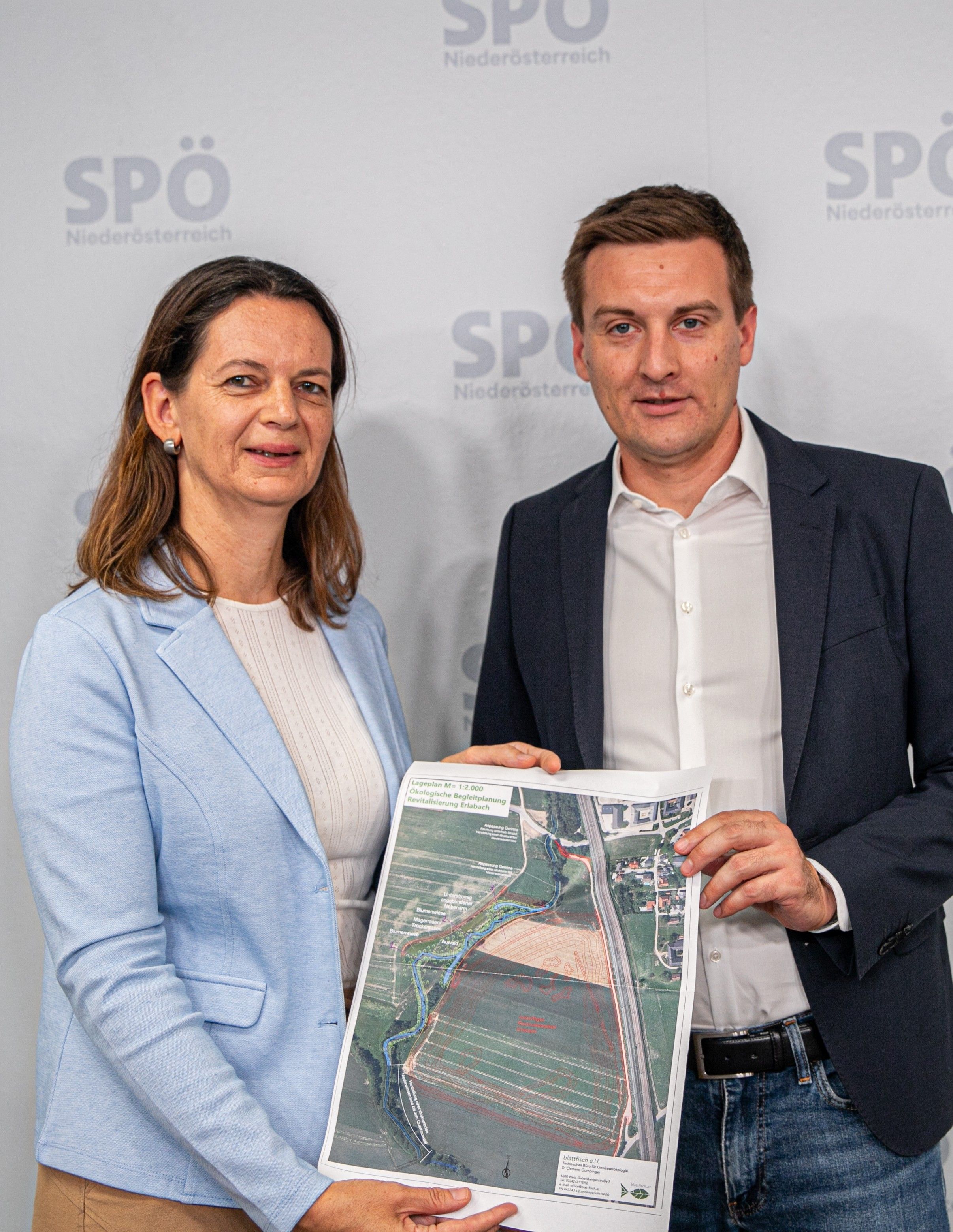 Die SPÖ Niederösterreich fordert eine Renaturierungsoffensive: Landesrat und Landesparteivorsitzender Sven Hergovich (SPÖ, re.) und Kerstin Suchan-Mayr (SPÖ, li.), NÖ Landtagsabgeordnete und Bürgermeisterin von St. Valentin.