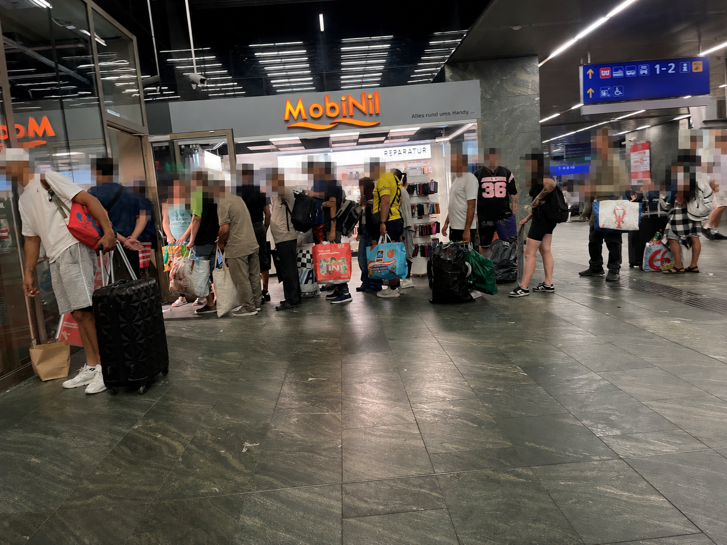 Lange Schlange, aufgeheizte Stimmung vor dem Automaten.