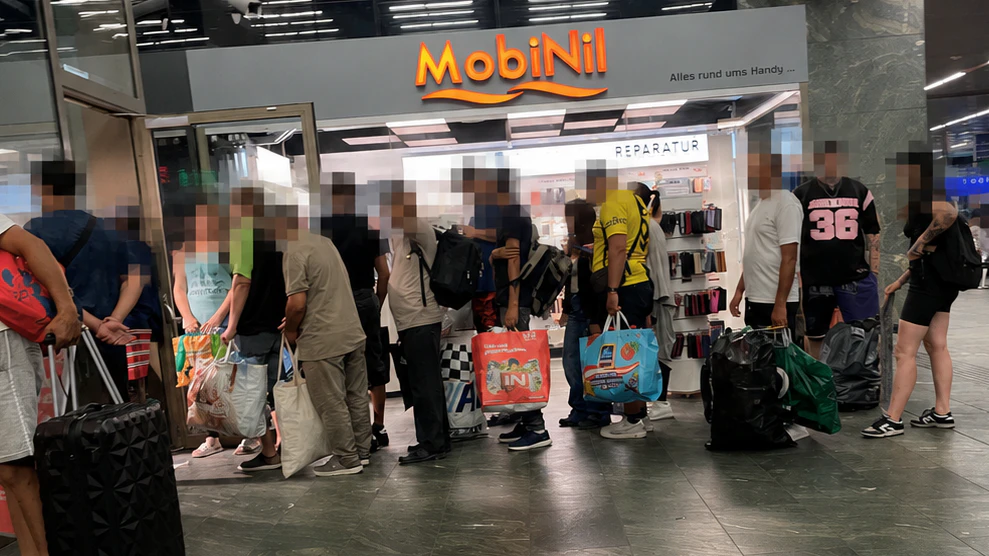 Lange Schlange, aufgeheizte Stimmung vor dem Automaten.